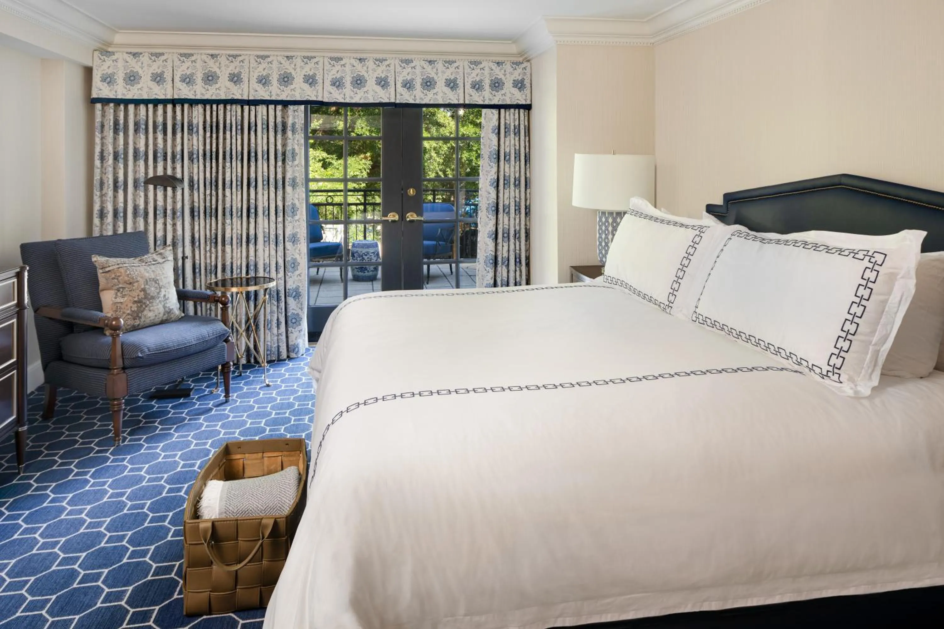 Seating area, Bed in Washington Duke Inn & Golf Club