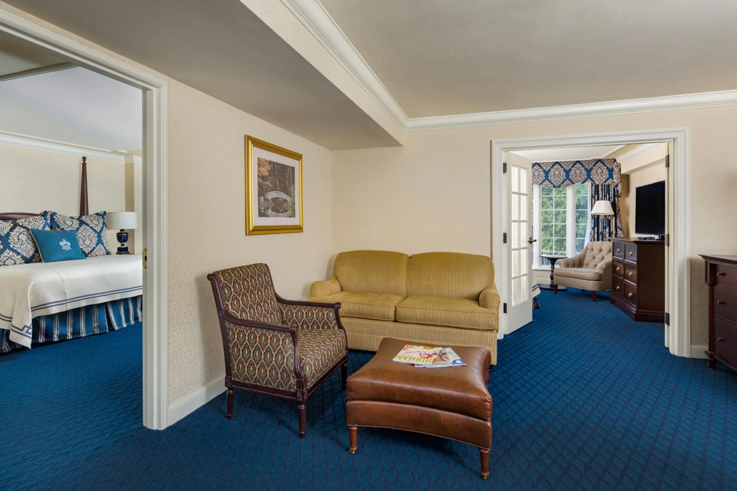 Living room, Bed in Washington Duke Inn & Golf Club