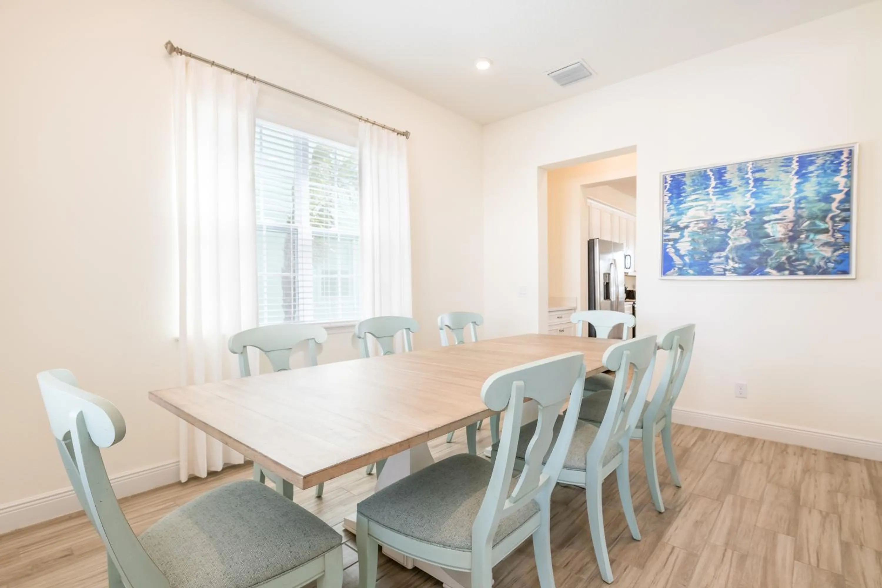 Dining area in Margaritaville Cottages Orlando by Rentyl with H2O Waterpark