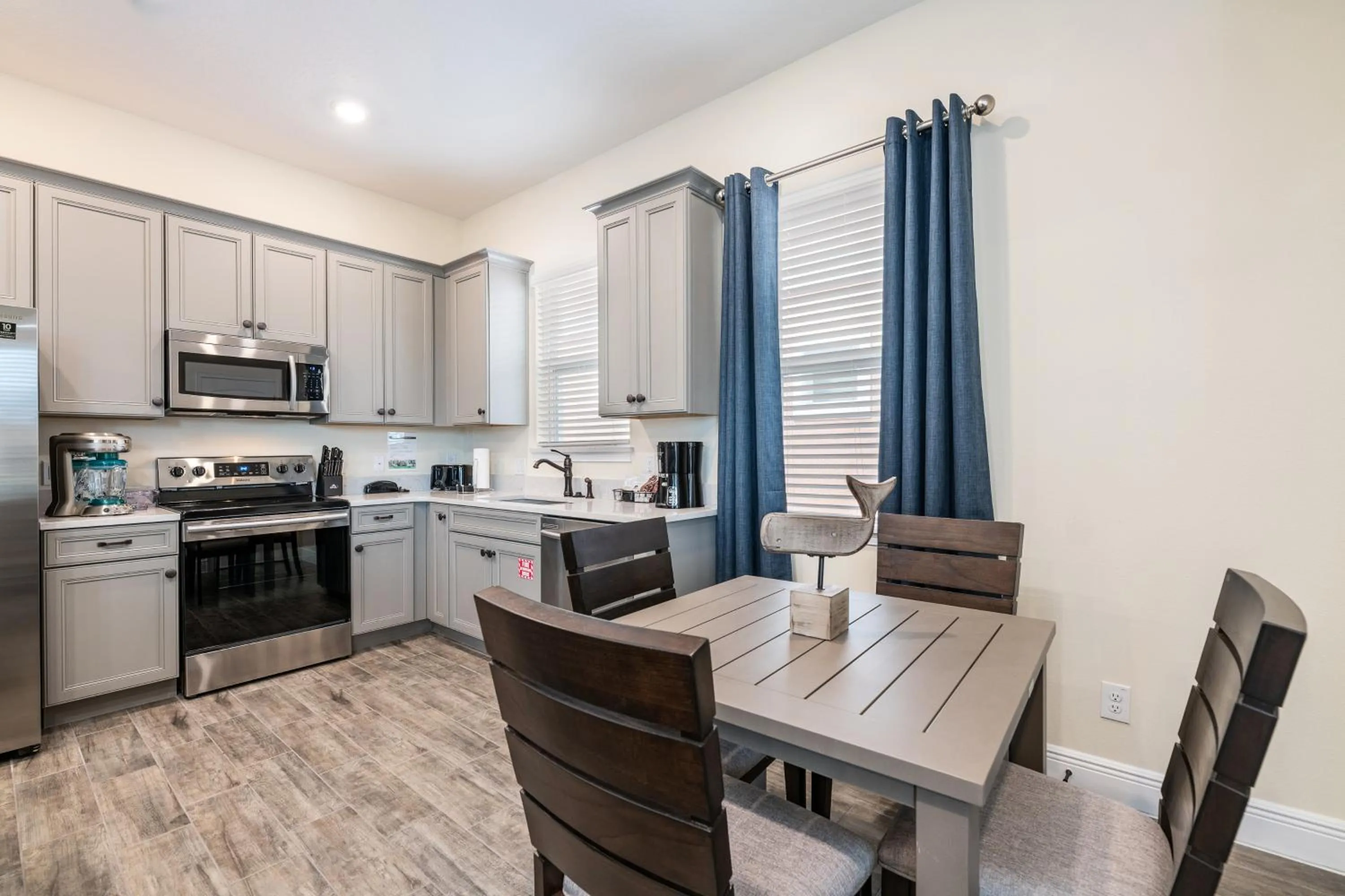 Dining area in Margaritaville Cottages Orlando by Rentyl with H2O Waterpark