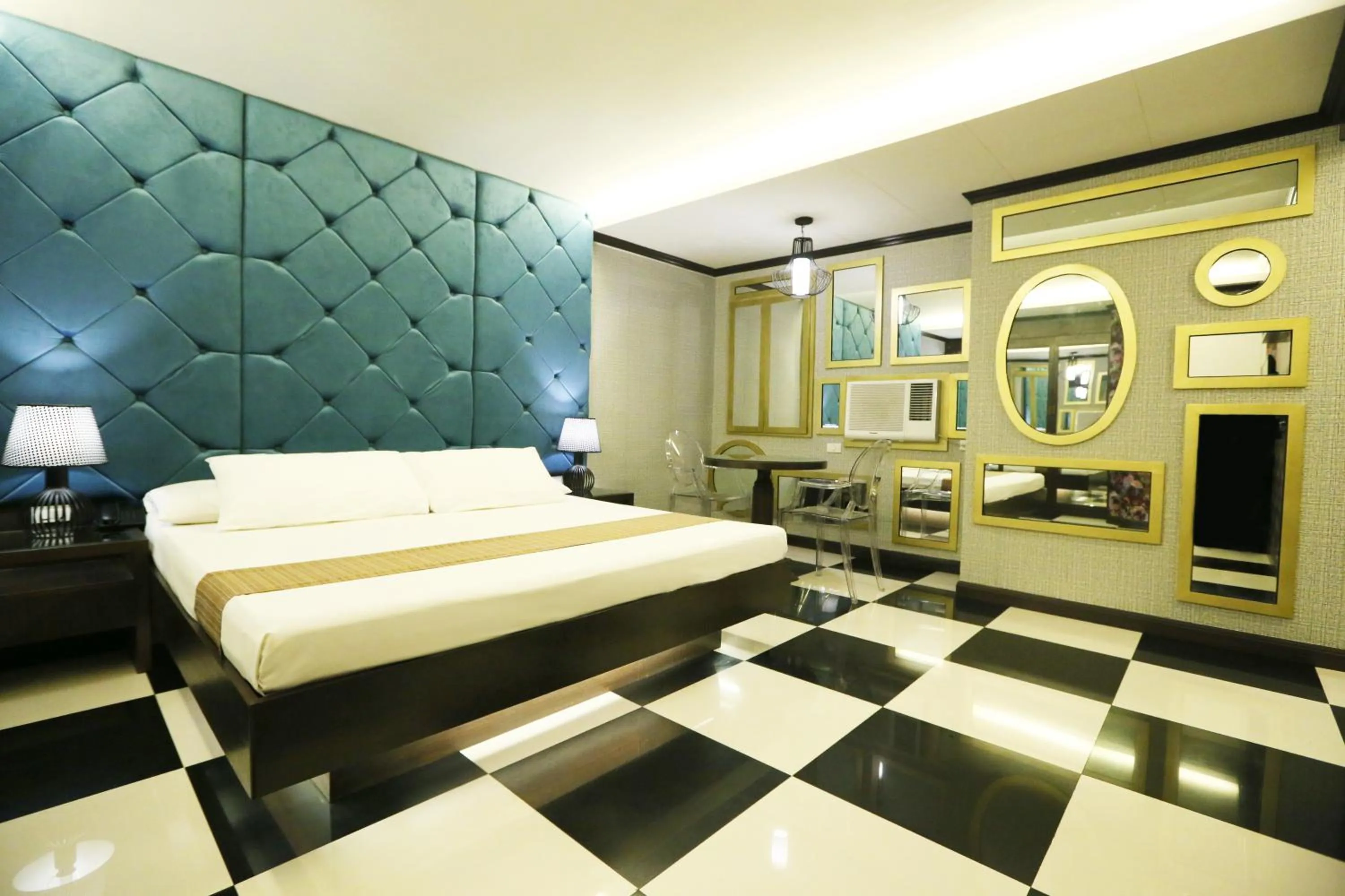 Bedroom, Bed in Victoria Court Gil Puyat Motorist Lodge