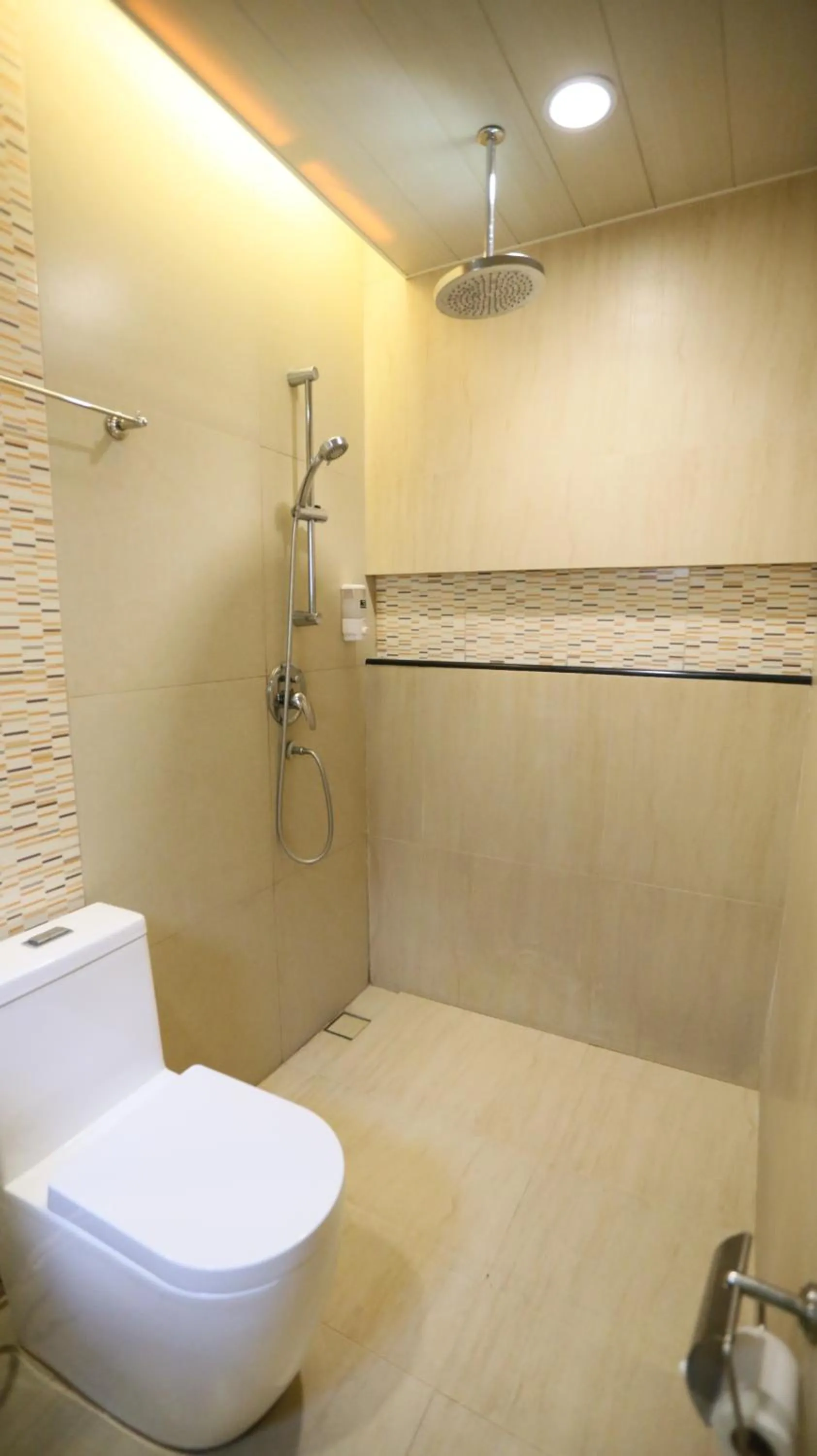 Bathroom in Victoria Court Gil Puyat Motorist Lodge