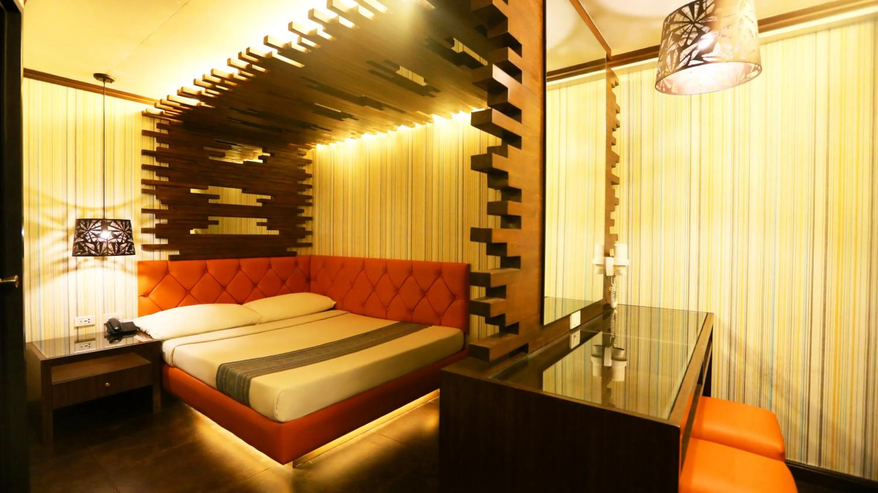 Photo of the whole room, Bed in Victoria Court Gil Puyat Motorist Lodge