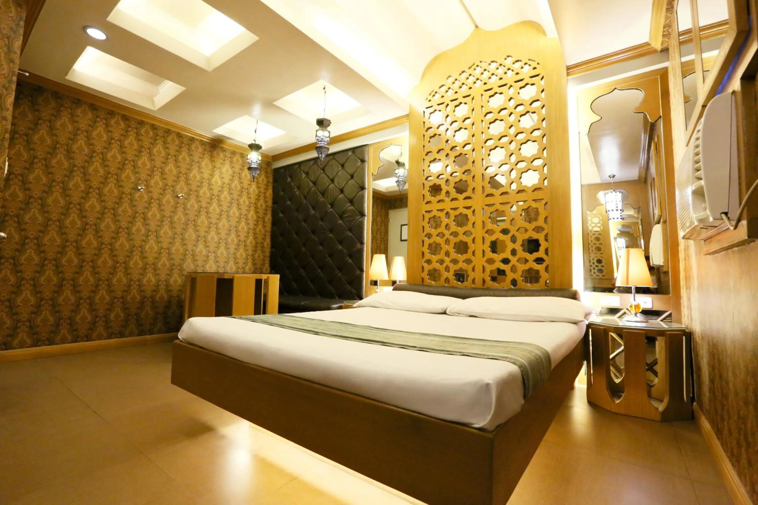 Bedroom, Bed in Victoria Court Gil Puyat Motorist Lodge