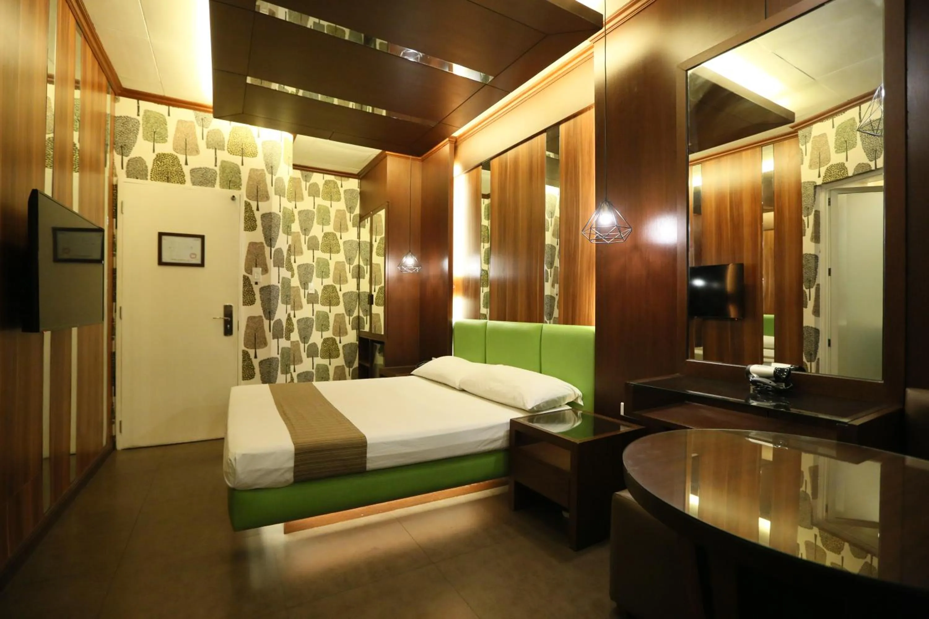 Bedroom, Bed in Victoria Court Gil Puyat Motorist Lodge