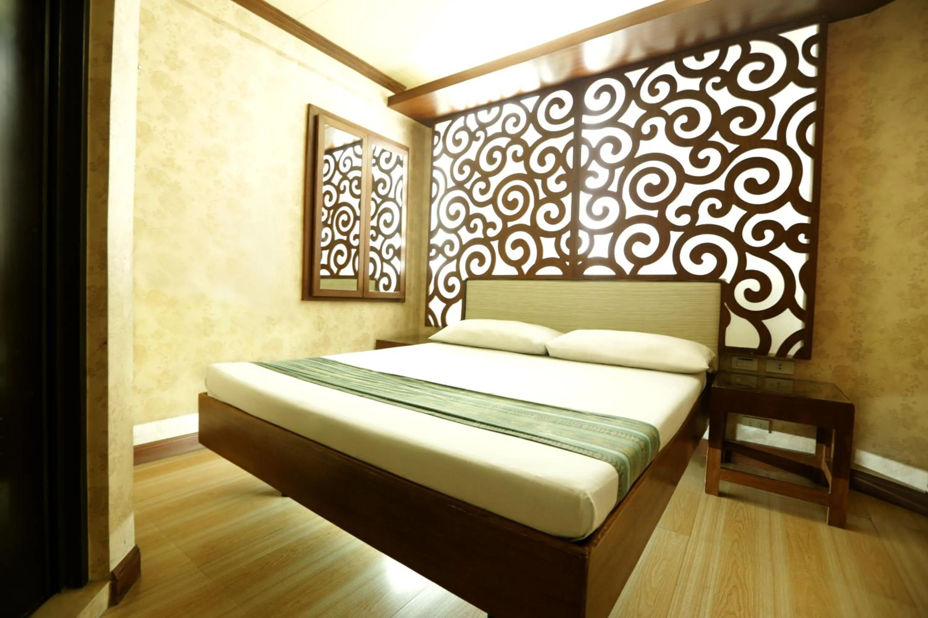 Bedroom, Bed in Victoria Court Gil Puyat Motorist Lodge