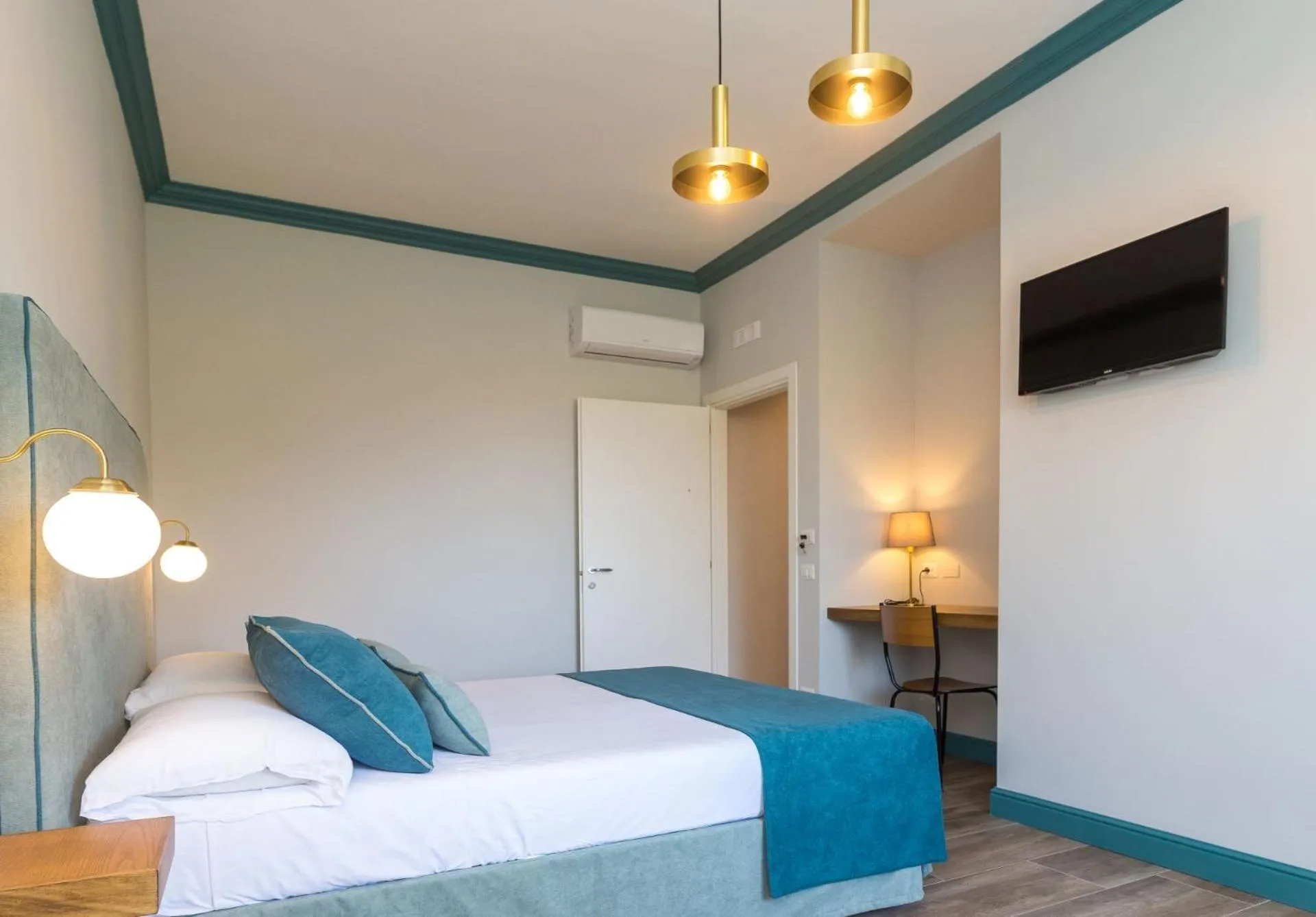 Bed in Sorrento Pool&Suites