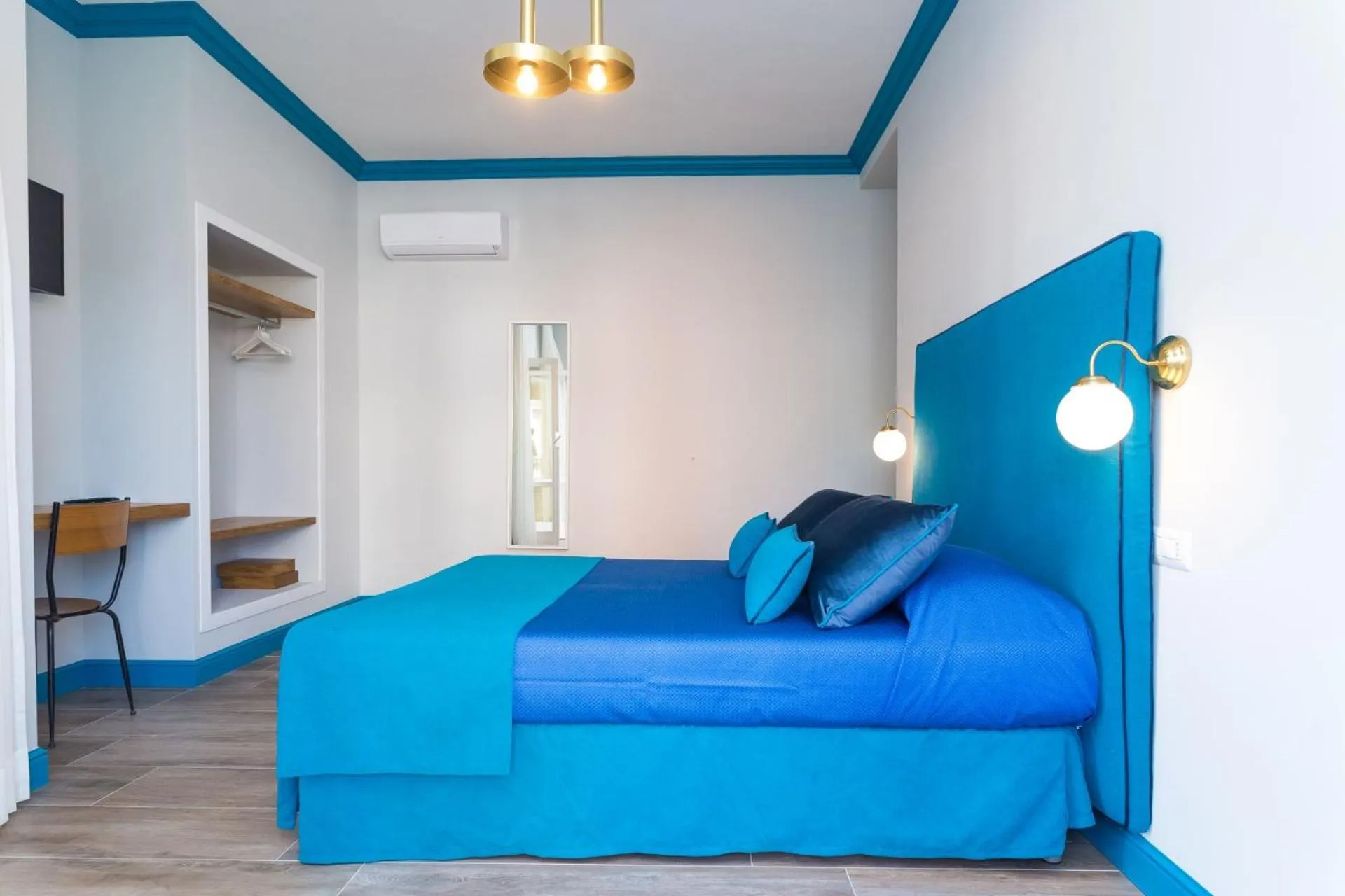 Bed in Sorrento Pool&Suites