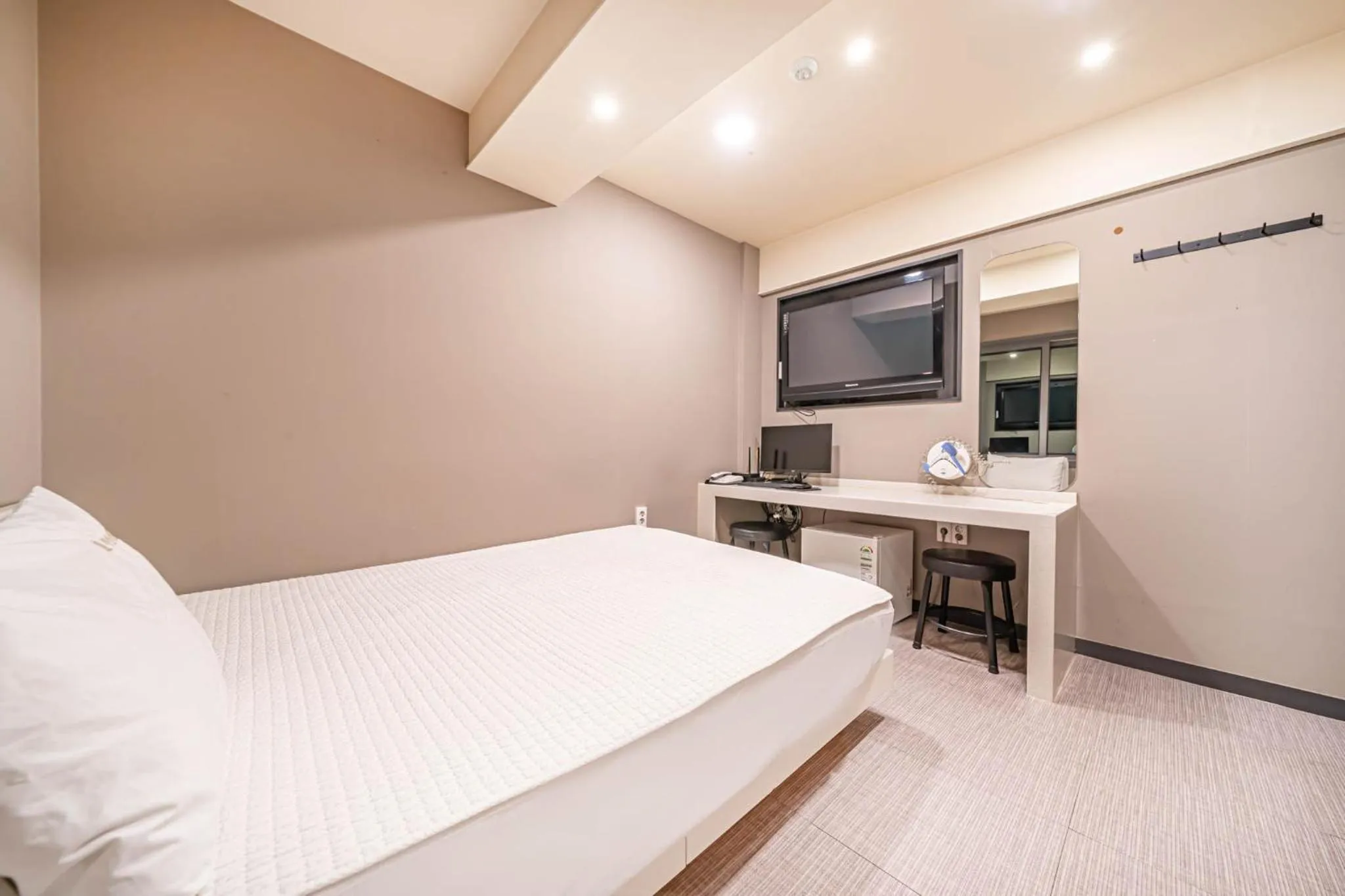 Photo of the whole room, Bed in Top Motel Busan