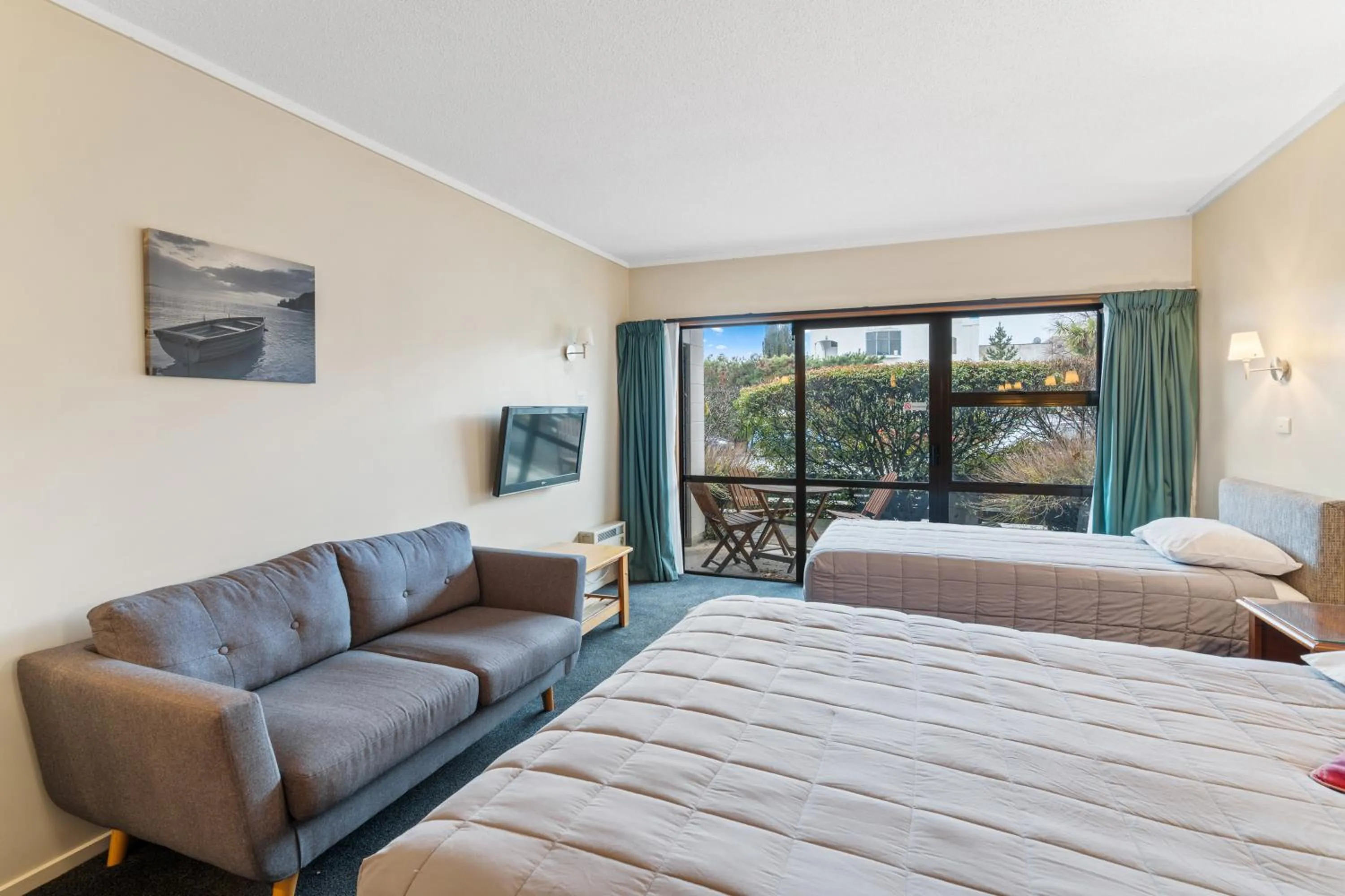 Bed in Aspiring Lodge Motel