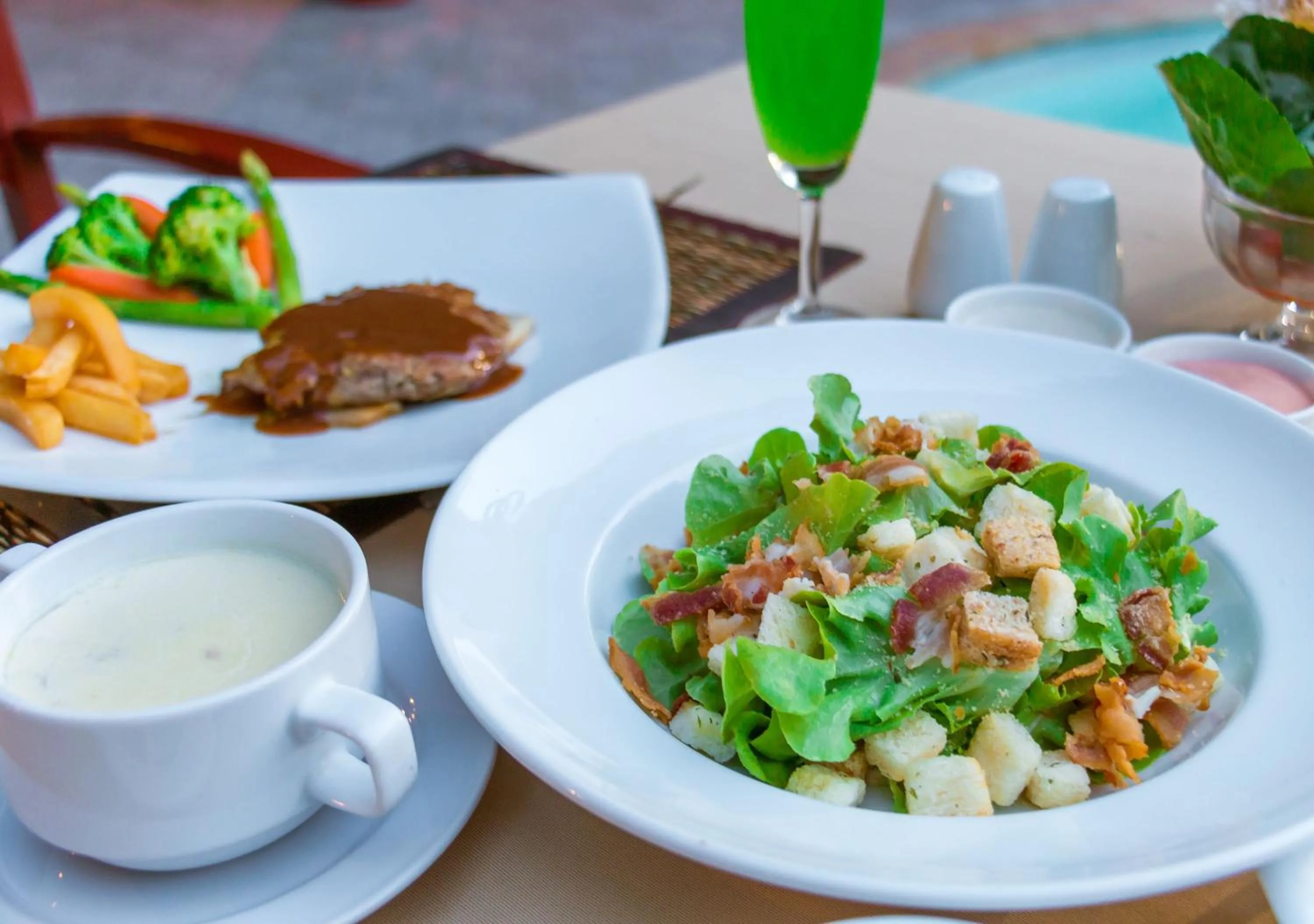 Food and drinks in Phuwanalee Resort