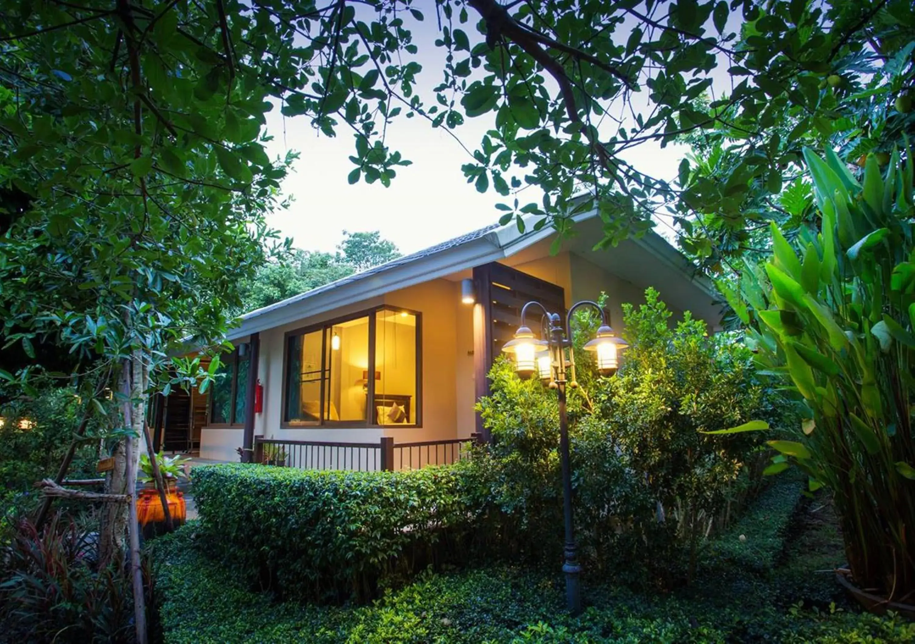 Deluxe Double or Twin Room with Garden View in Phuwanalee Resort Deluxe Double or Twin Room with Garden View in Phuwanalee Resort