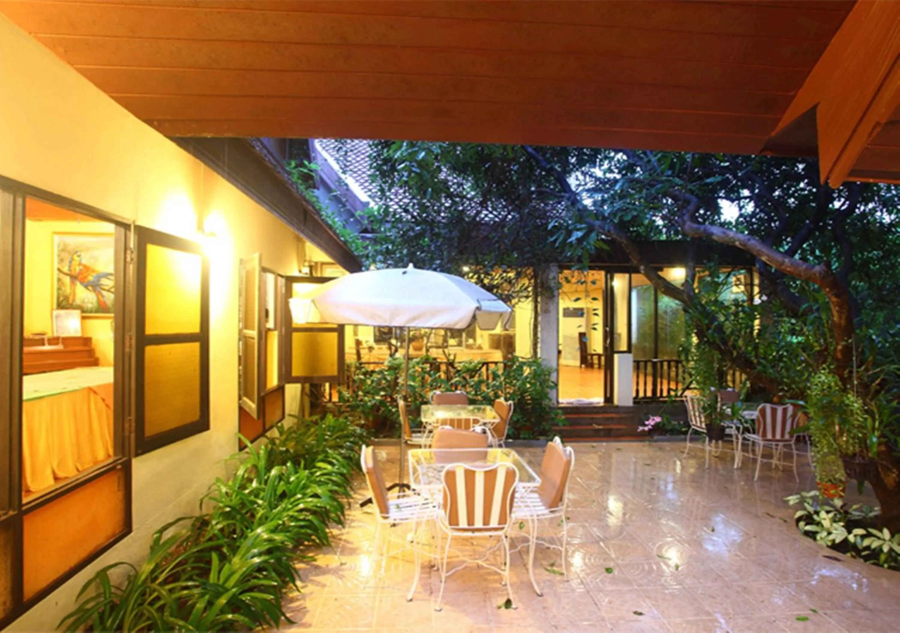 Restaurant/places to eat in Phuwanalee Resort