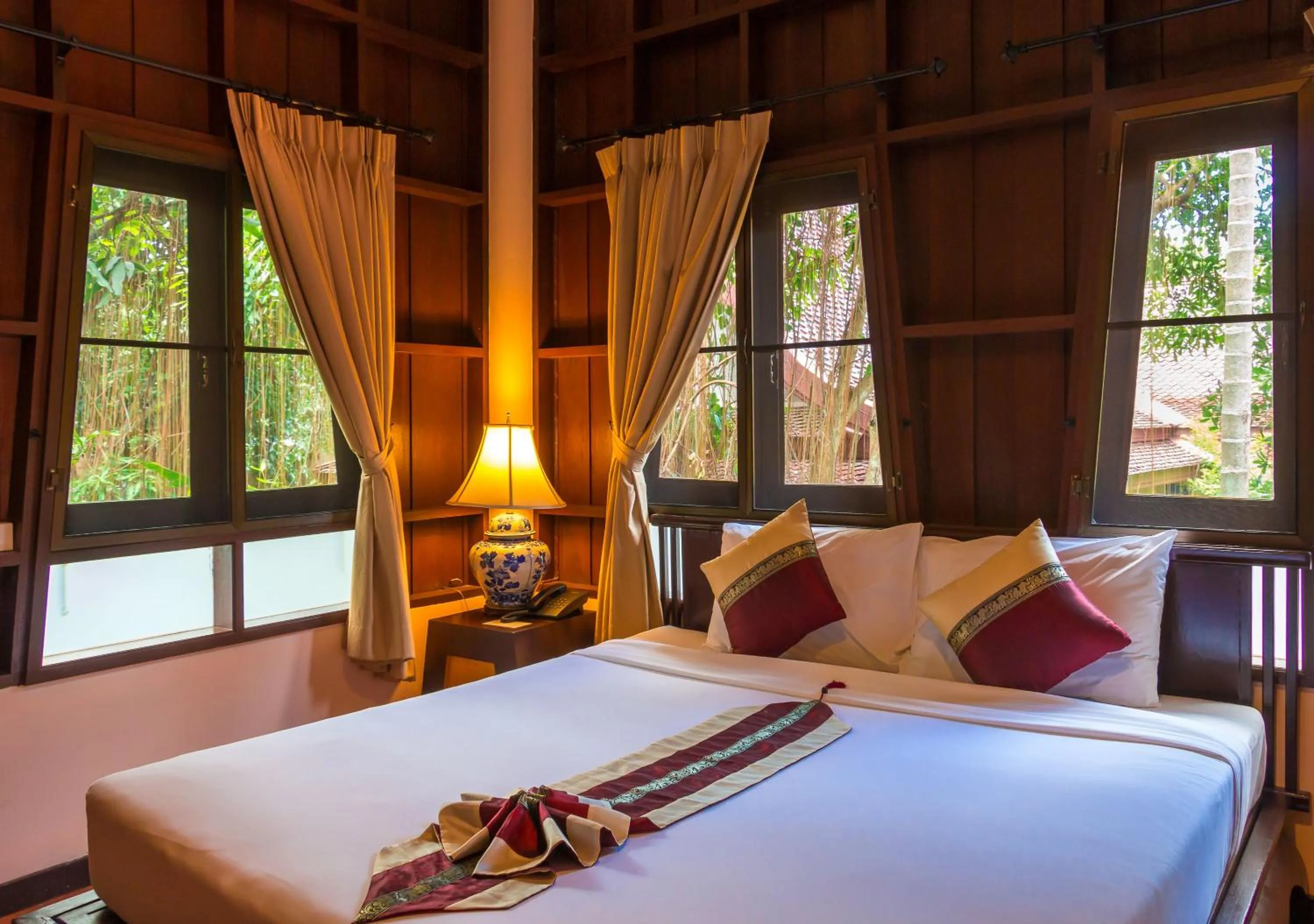 Bed in Phuwanalee Resort