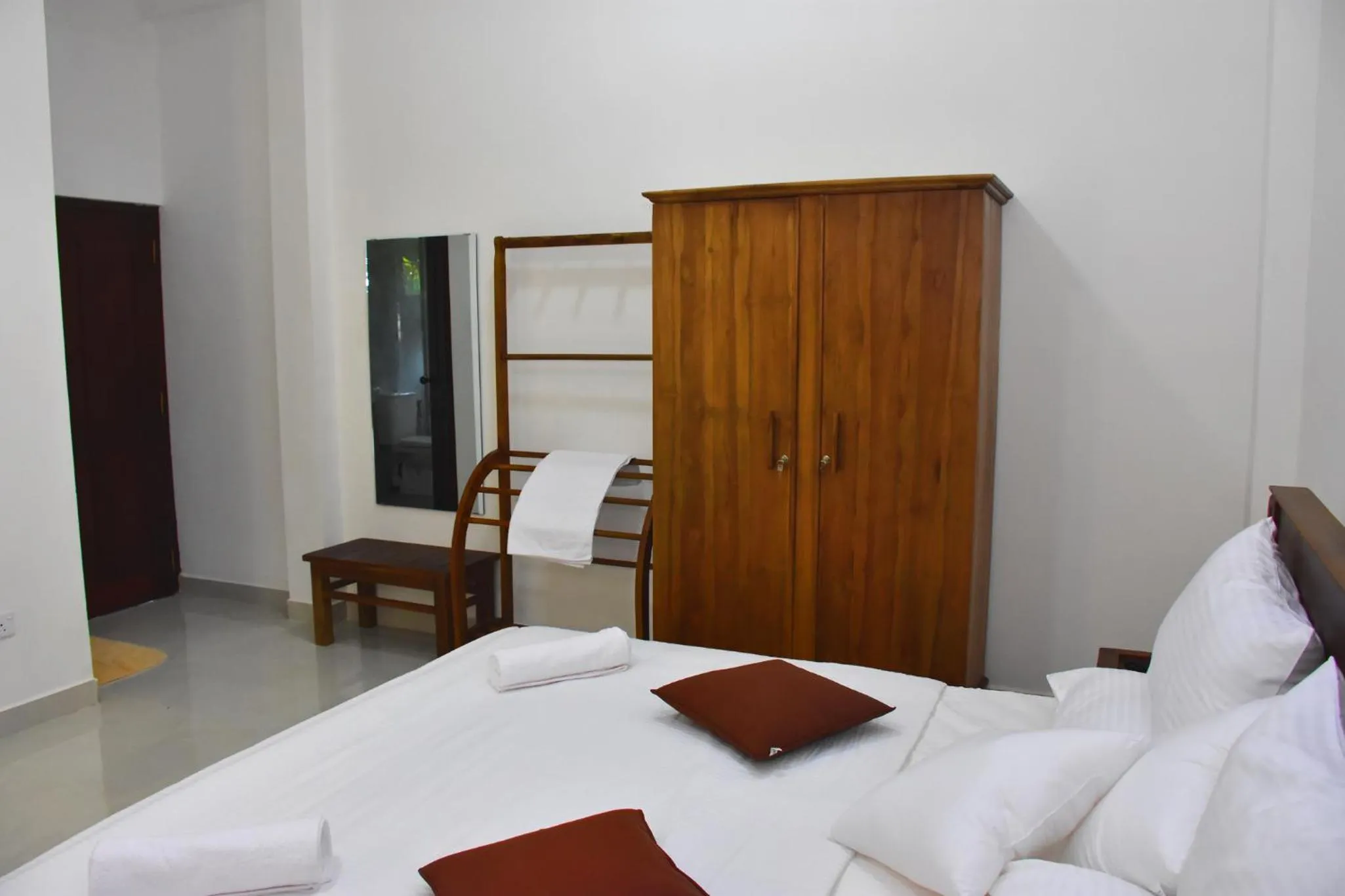 wardrobe, Bed in Ella, Nine Arch Holiday Resort