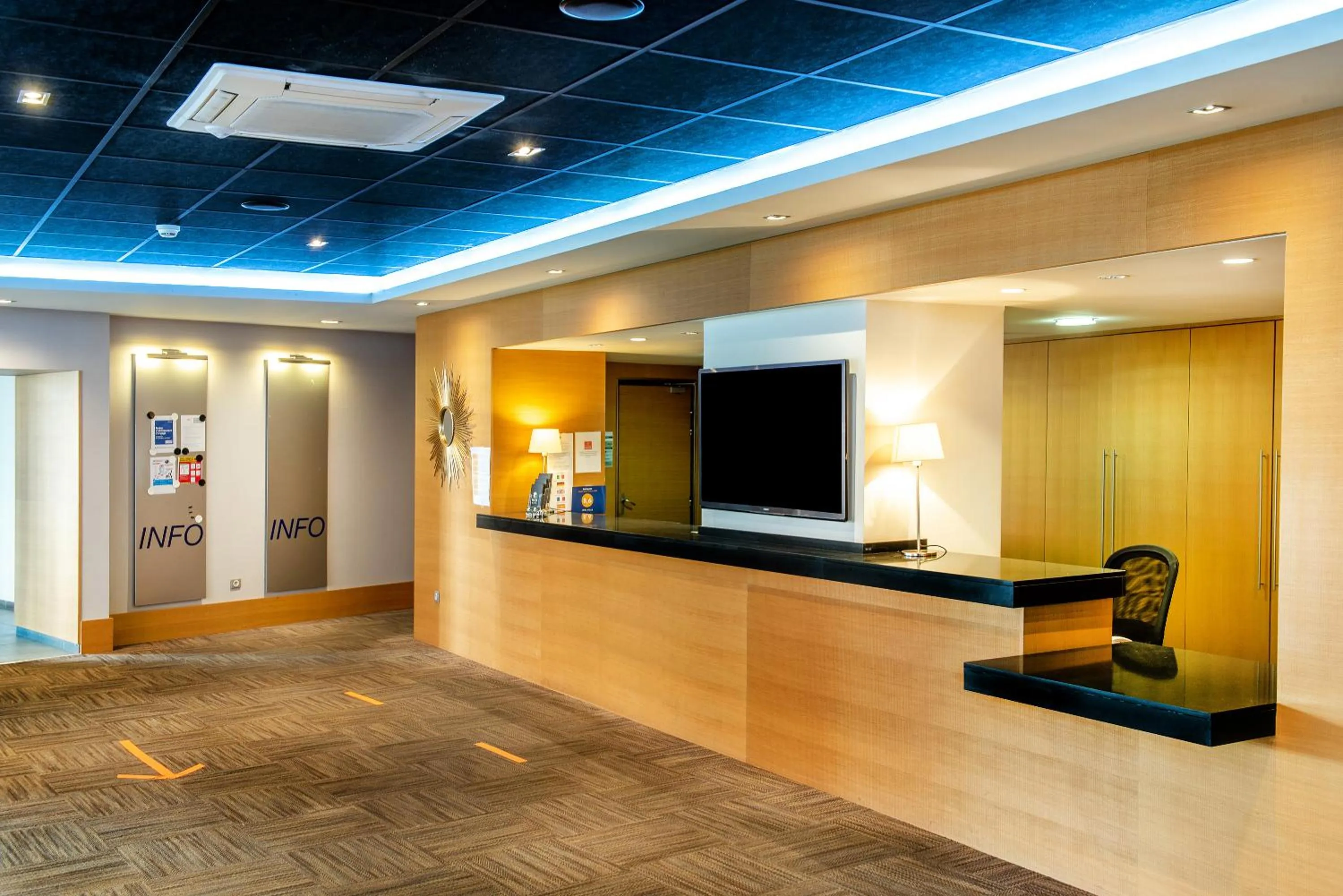 Communal lounge/ TV room in Hôtel Stella