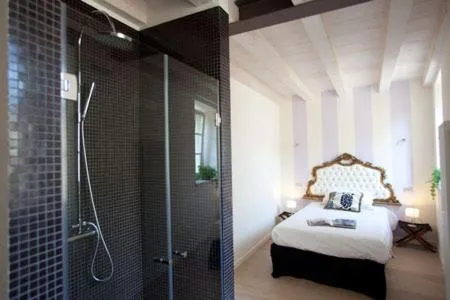 Shower, Bed in Bagolina Boutique B&B