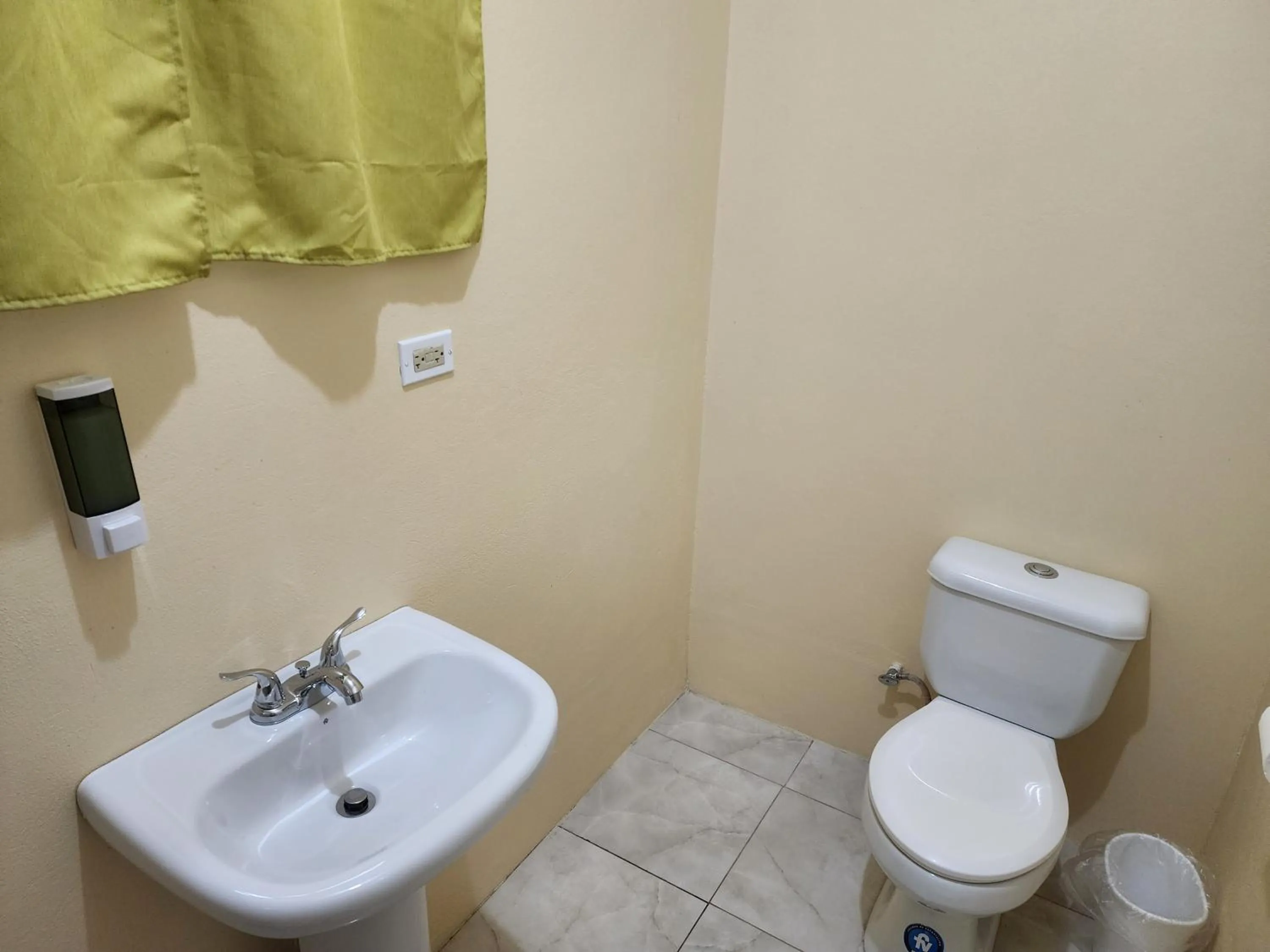 Toilet in Viva Violas