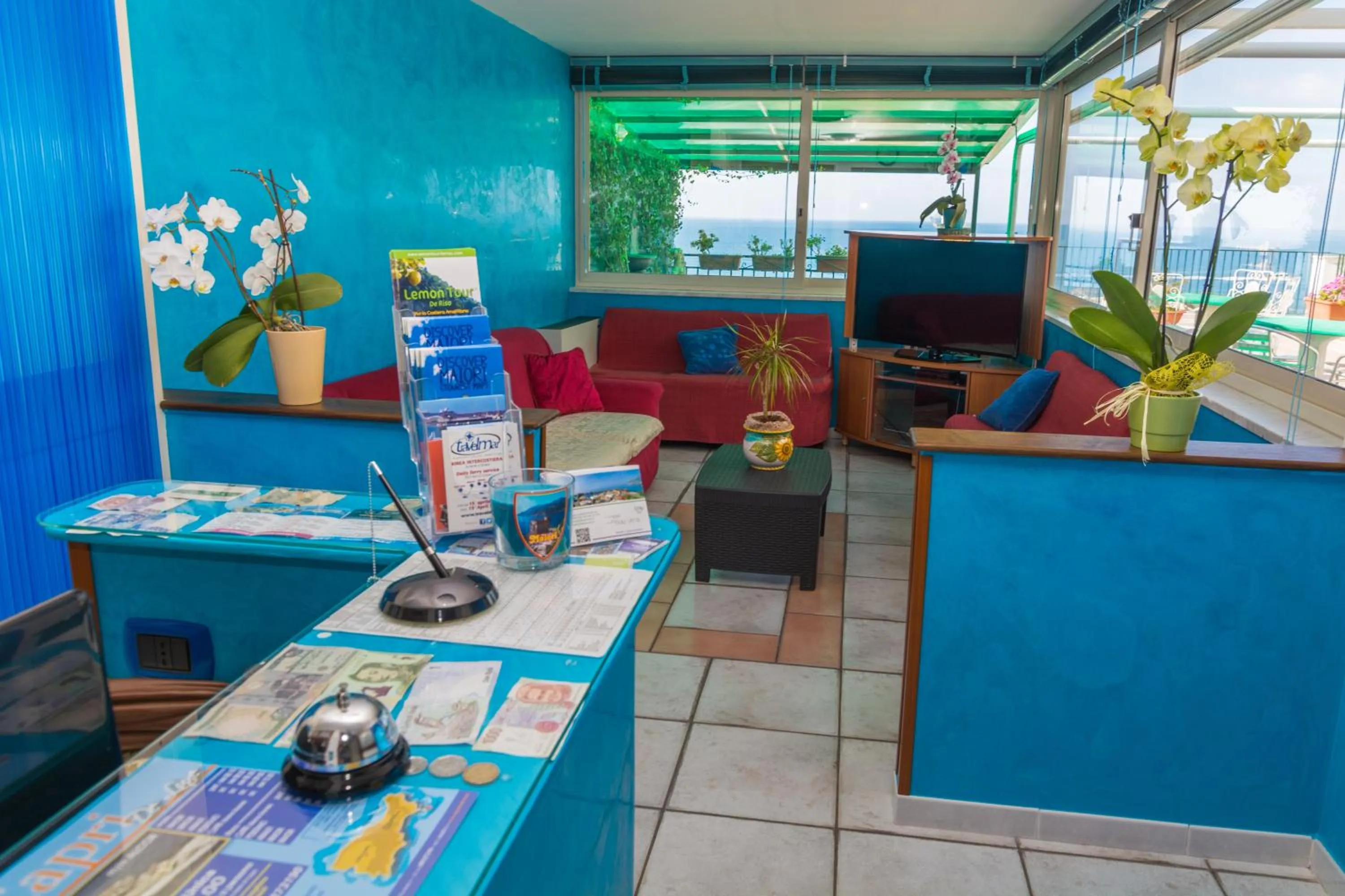 Seating area in Hotel Baia Verde