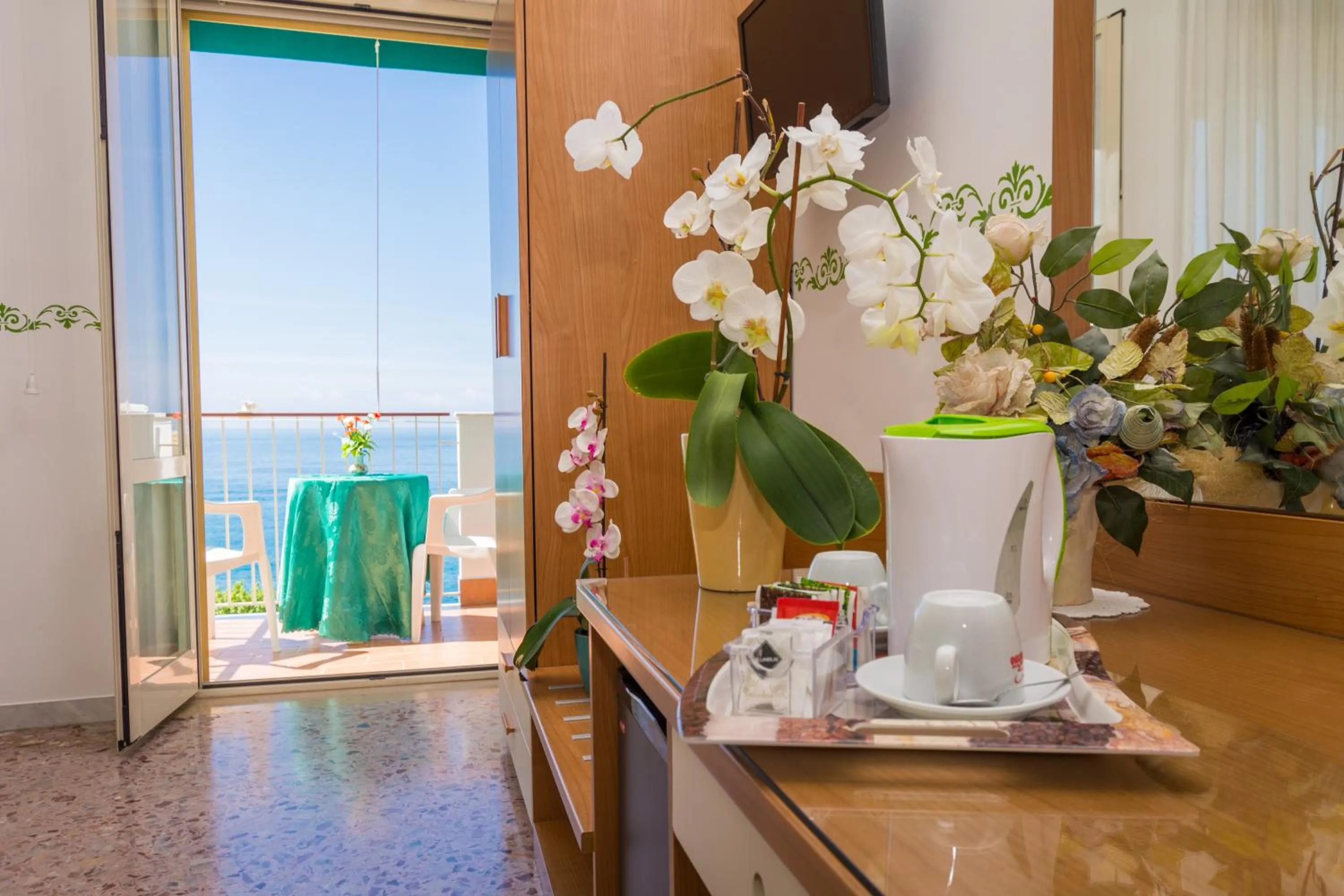 Coffee/tea facilities in Hotel Baia Verde