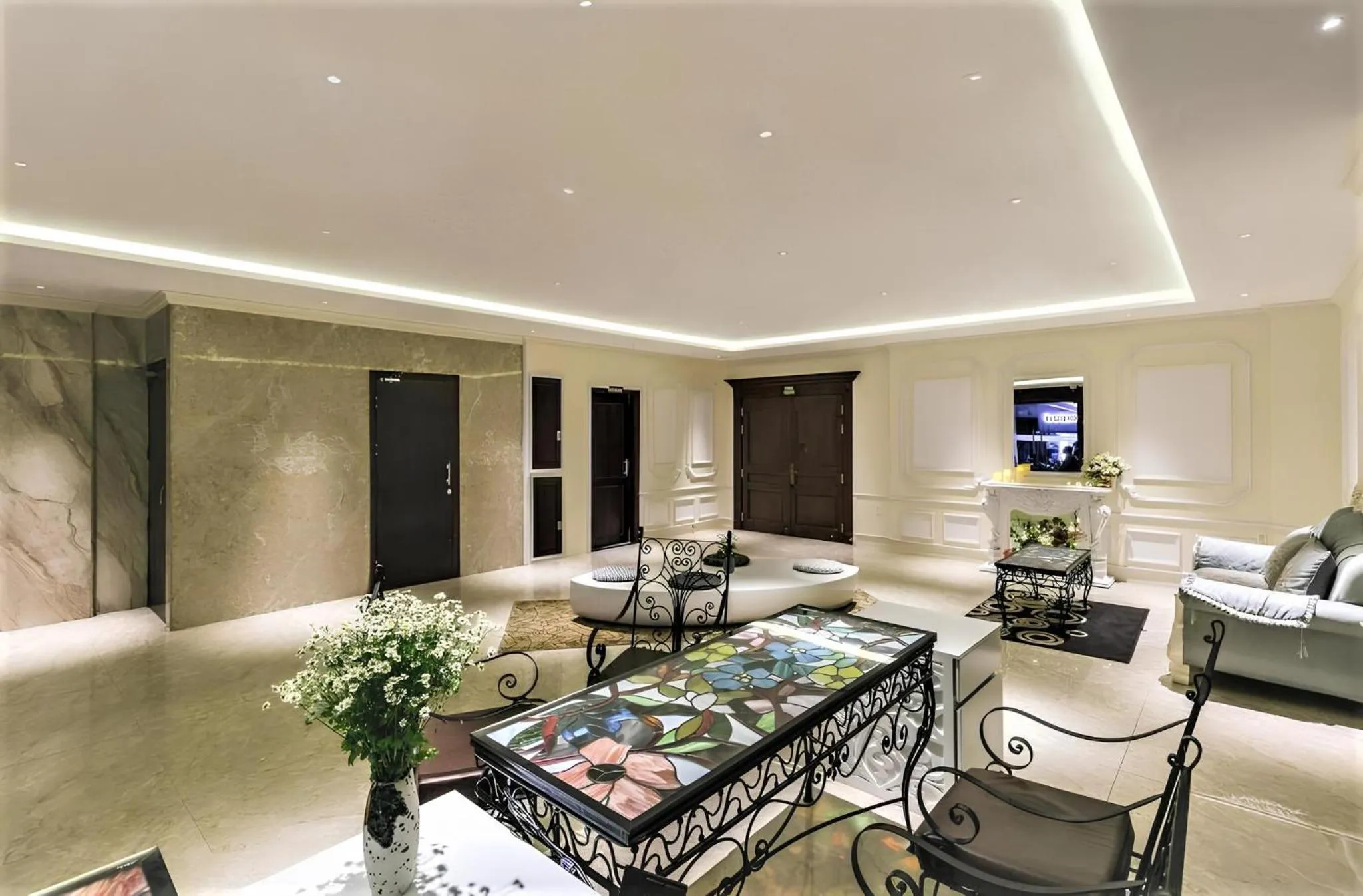 TV and multimedia in Happy Life Grand Hotel & Rooftop Skybar