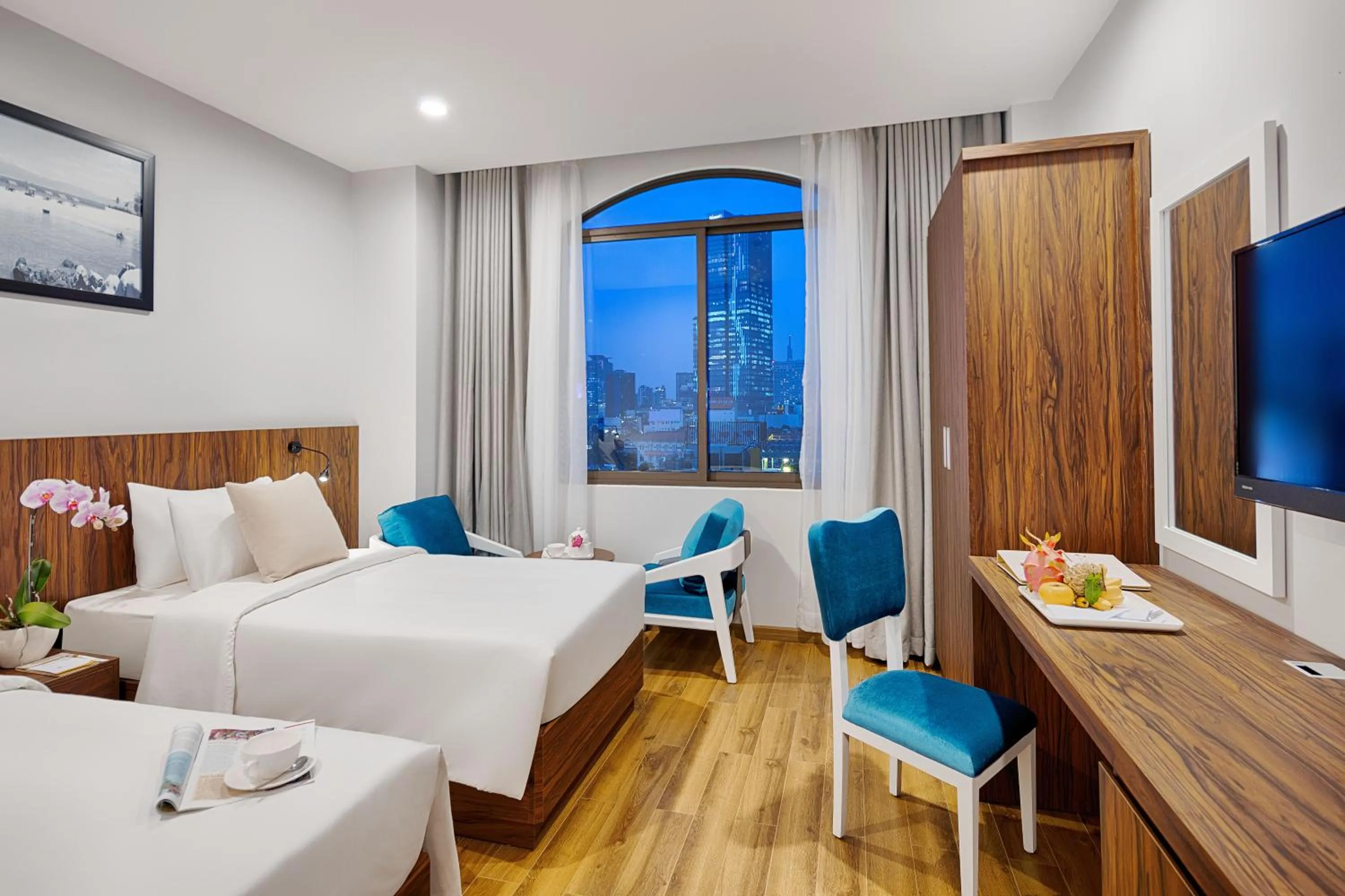 Seating area, Bed in Happy Life Grand Hotel & Rooftop Skybar