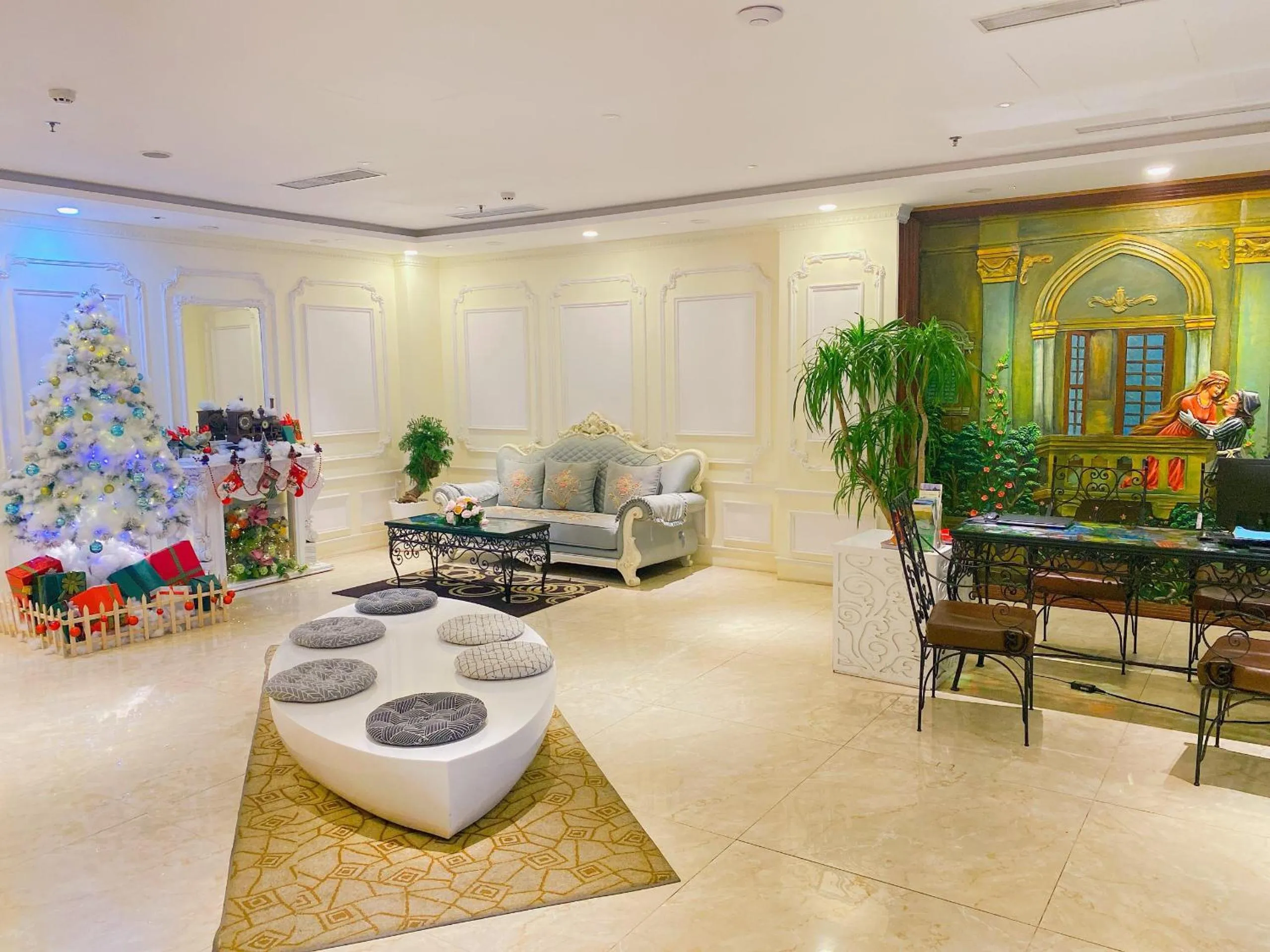 Living room in Happy Life Grand Hotel & Rooftop Skybar