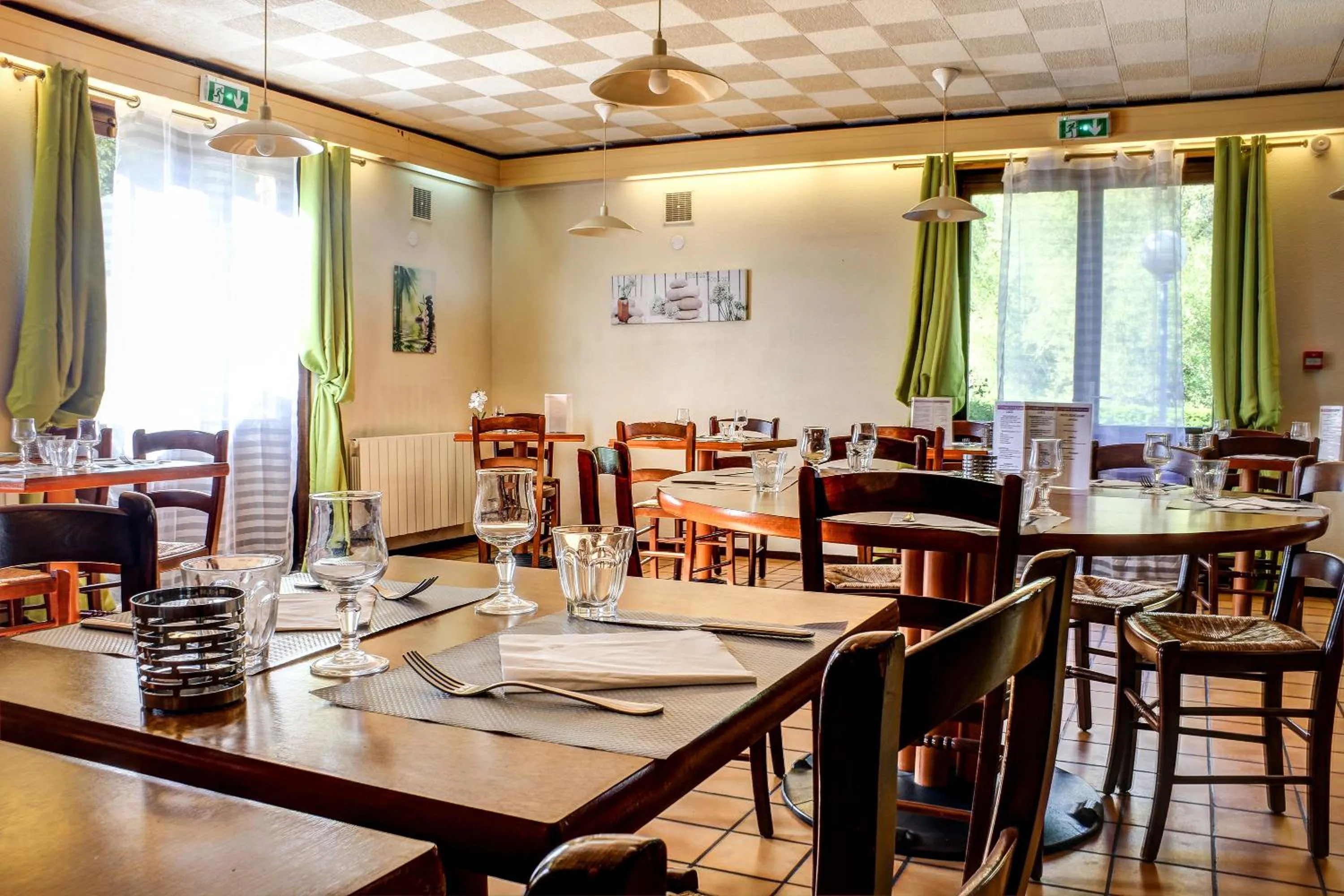 Dining area in Hôtel Inn Design Resto Novo Bourges