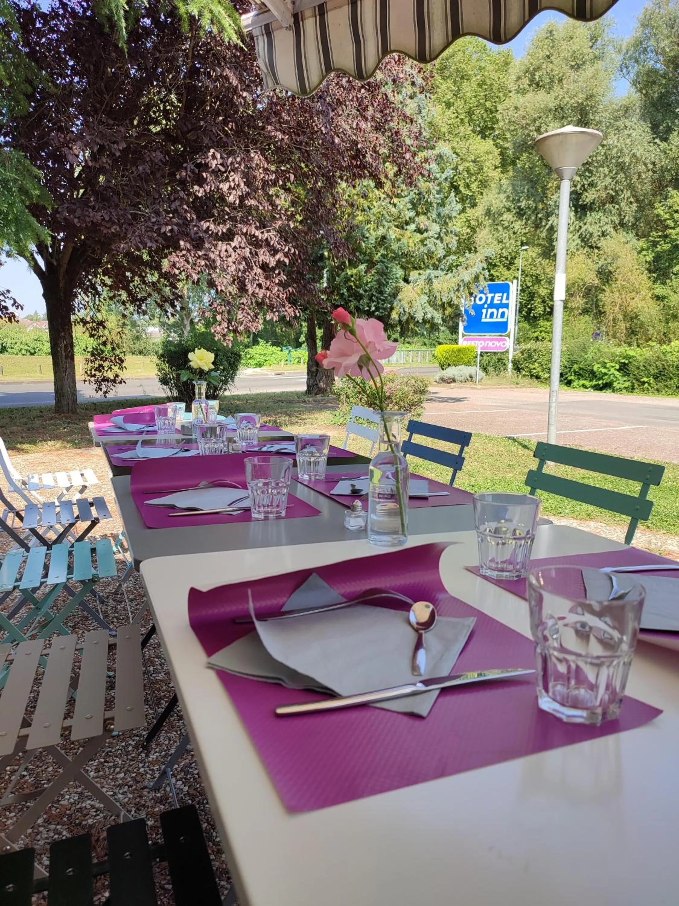 Patio in Hôtel Inn Design Resto Novo Bourges