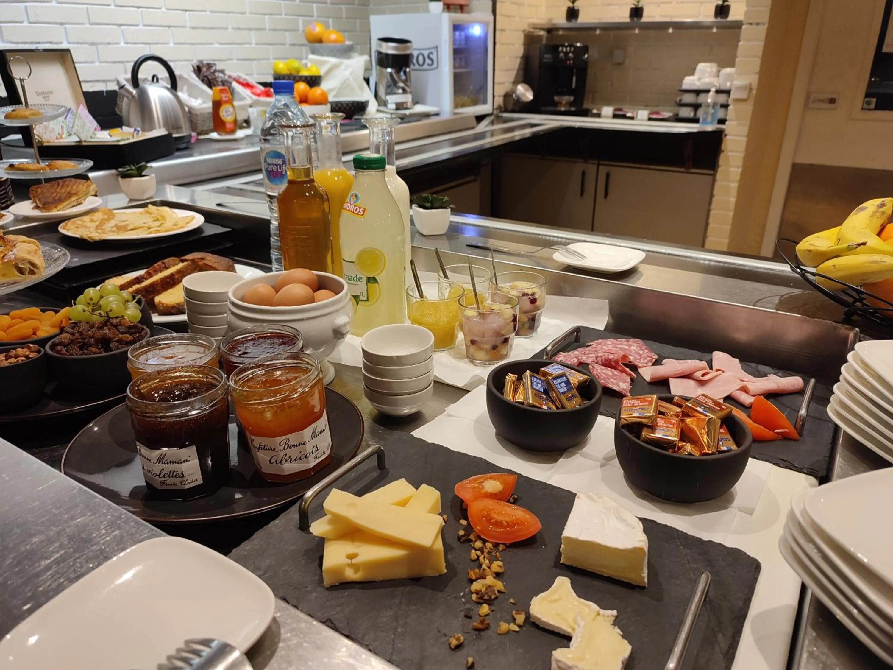 Breakfast in Hôtel Inn Design Resto Novo Bourges