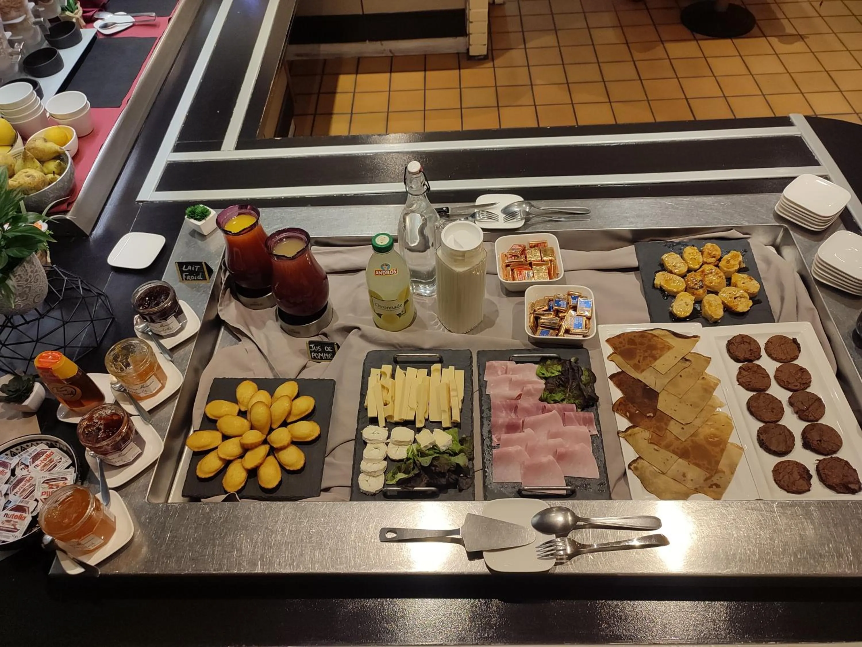 Buffet breakfast in Hôtel Inn Design Resto Novo Bourges