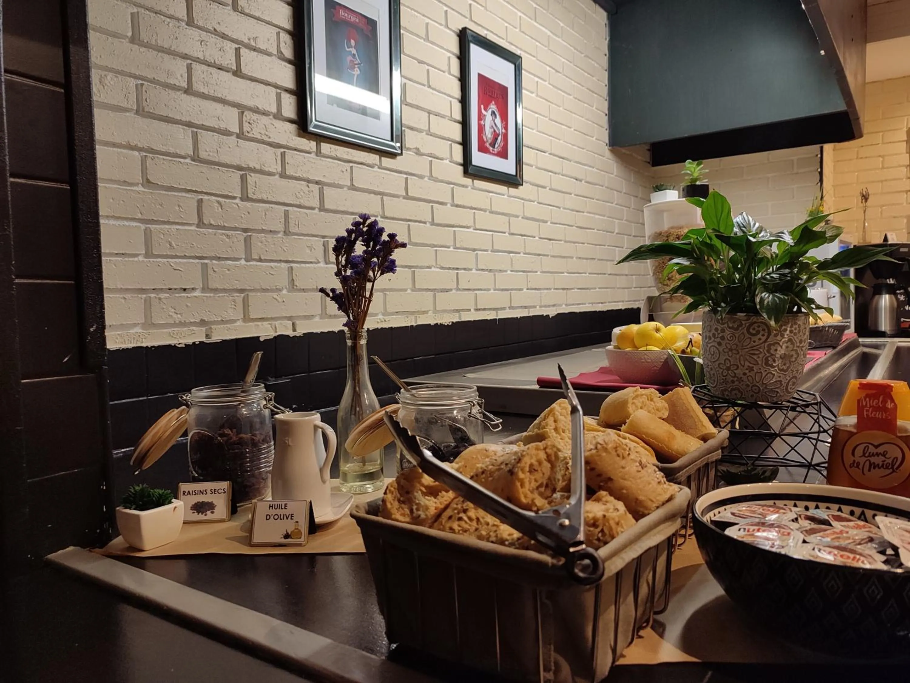 Food and drinks in Hôtel Inn Design Resto Novo Bourges