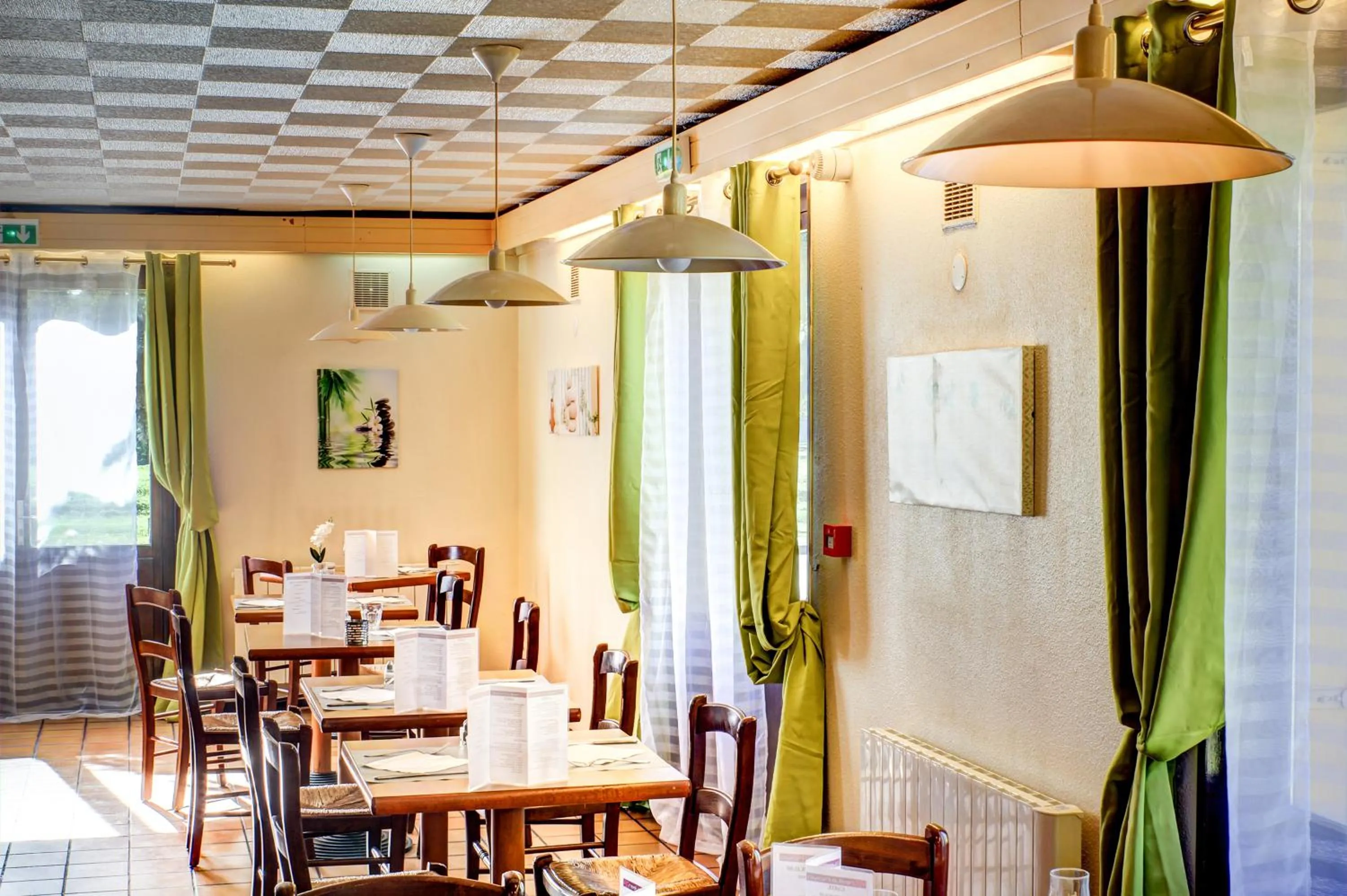 Dining area in Hôtel Inn Design Resto Novo Bourges