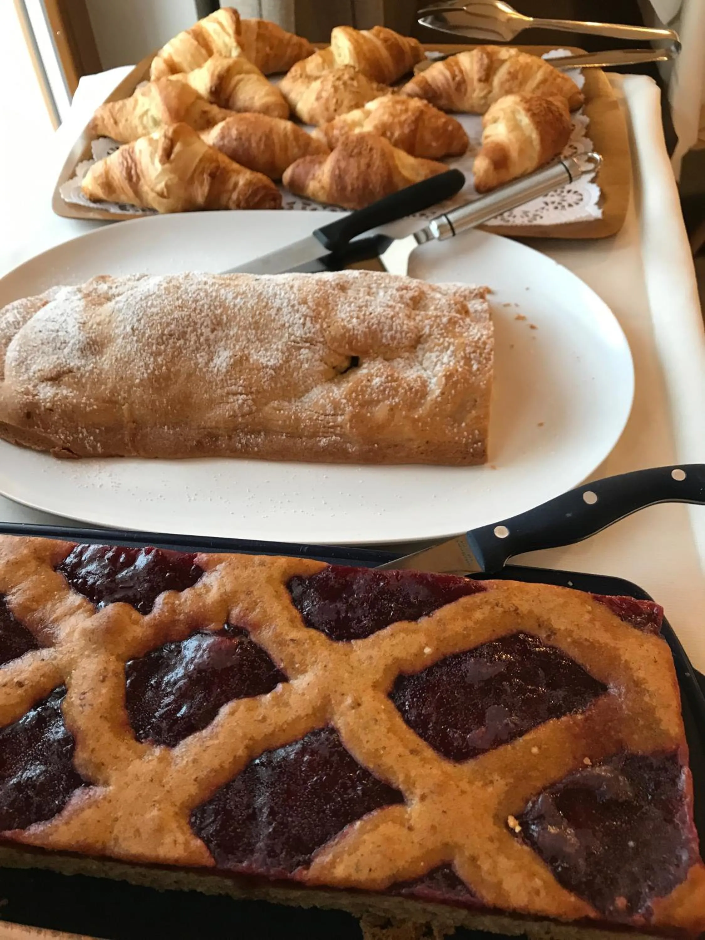 Buffet breakfast in Garnì La Dorada