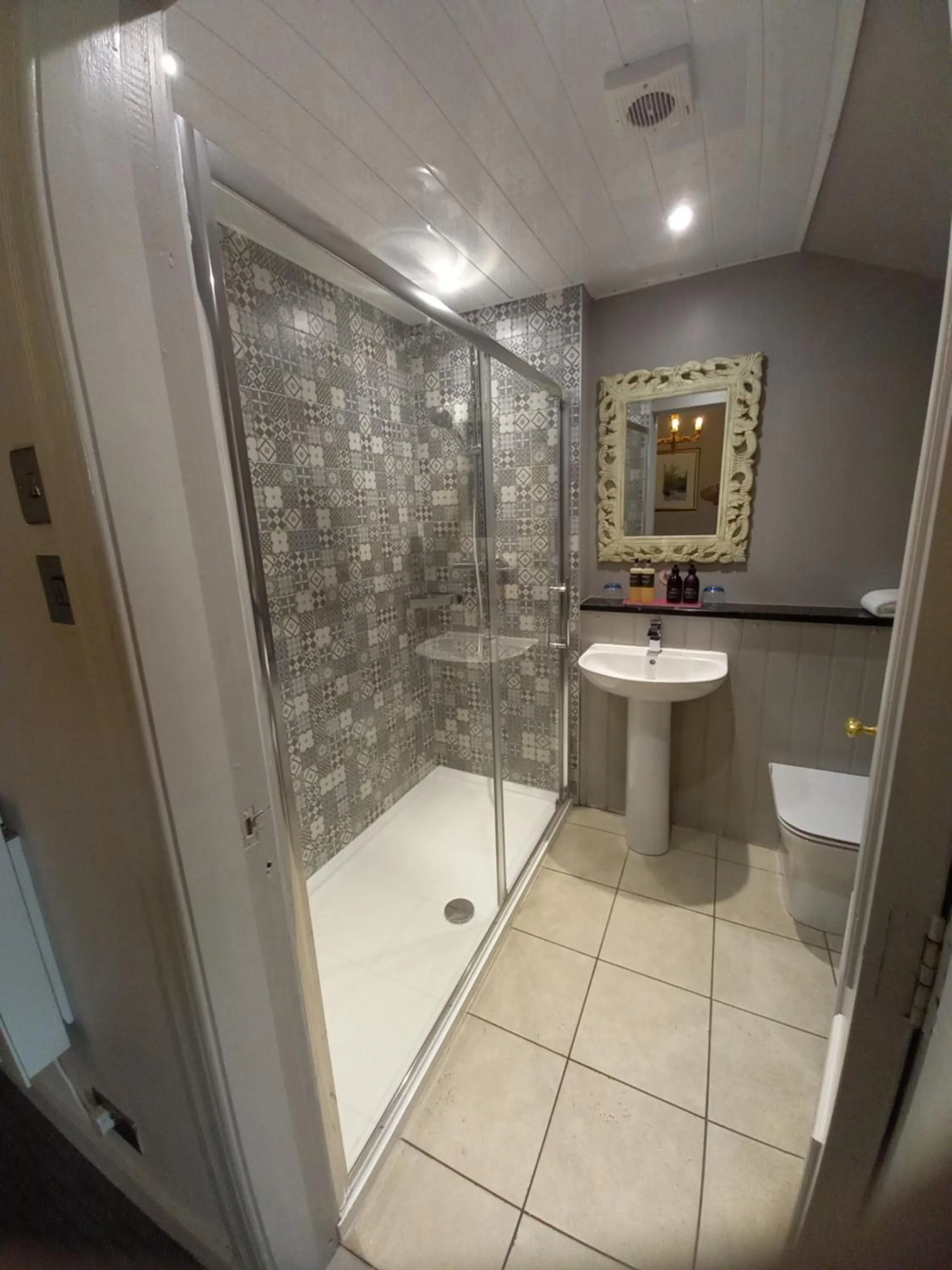 Shower in Banchory Lodge Hotel