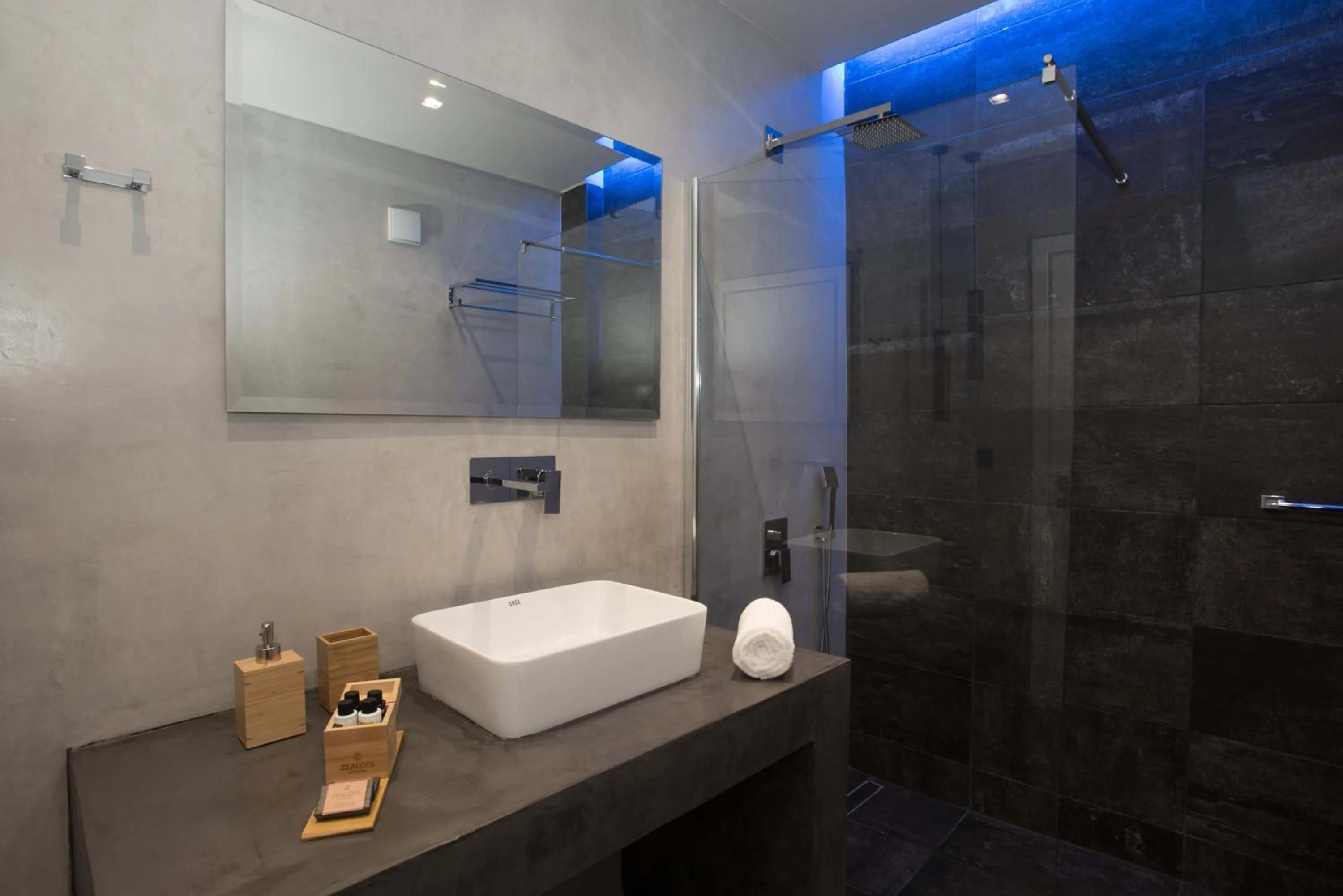 Bathroom in Calme Suites Mani