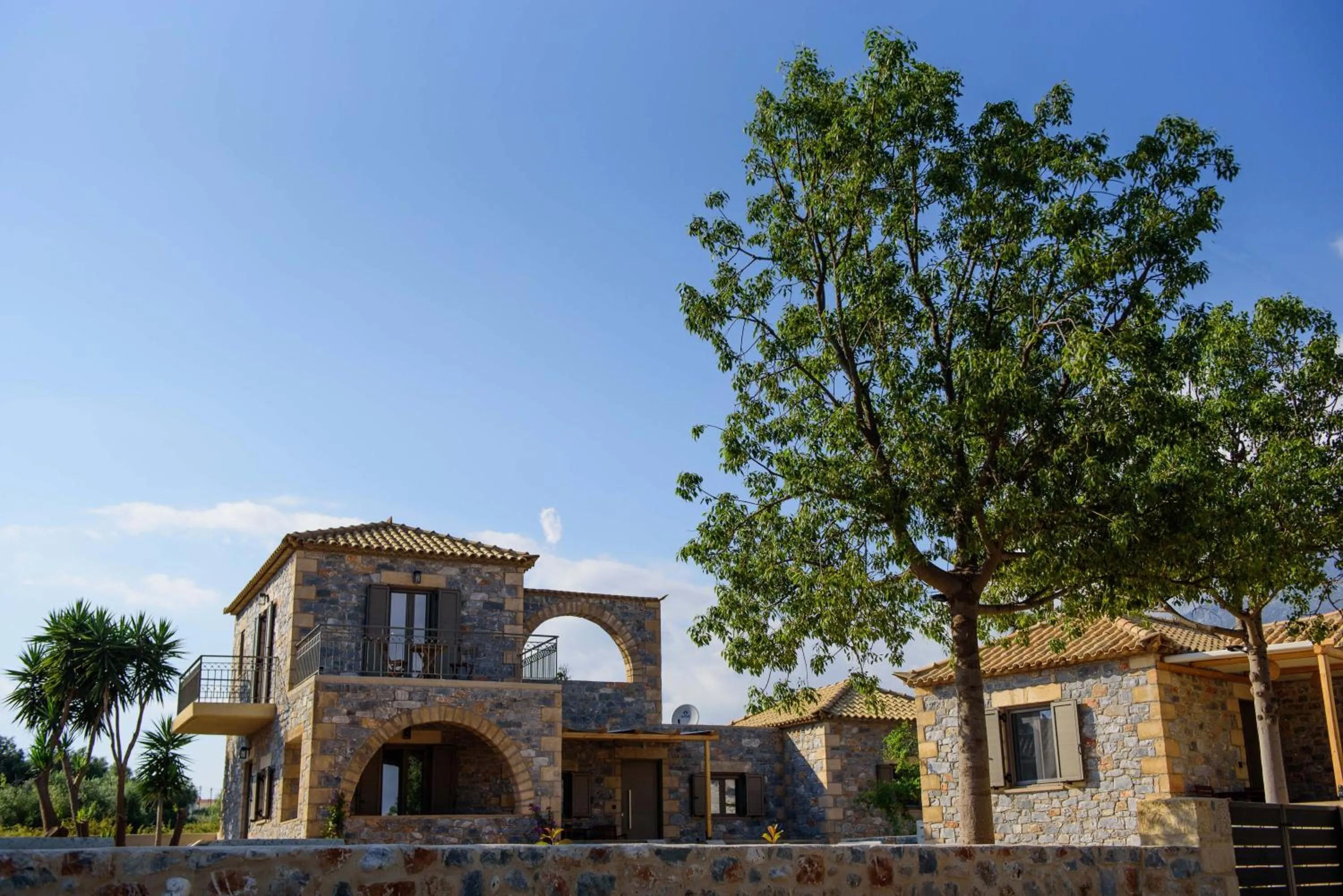 Inner courtyard view in Calme Suites Mani