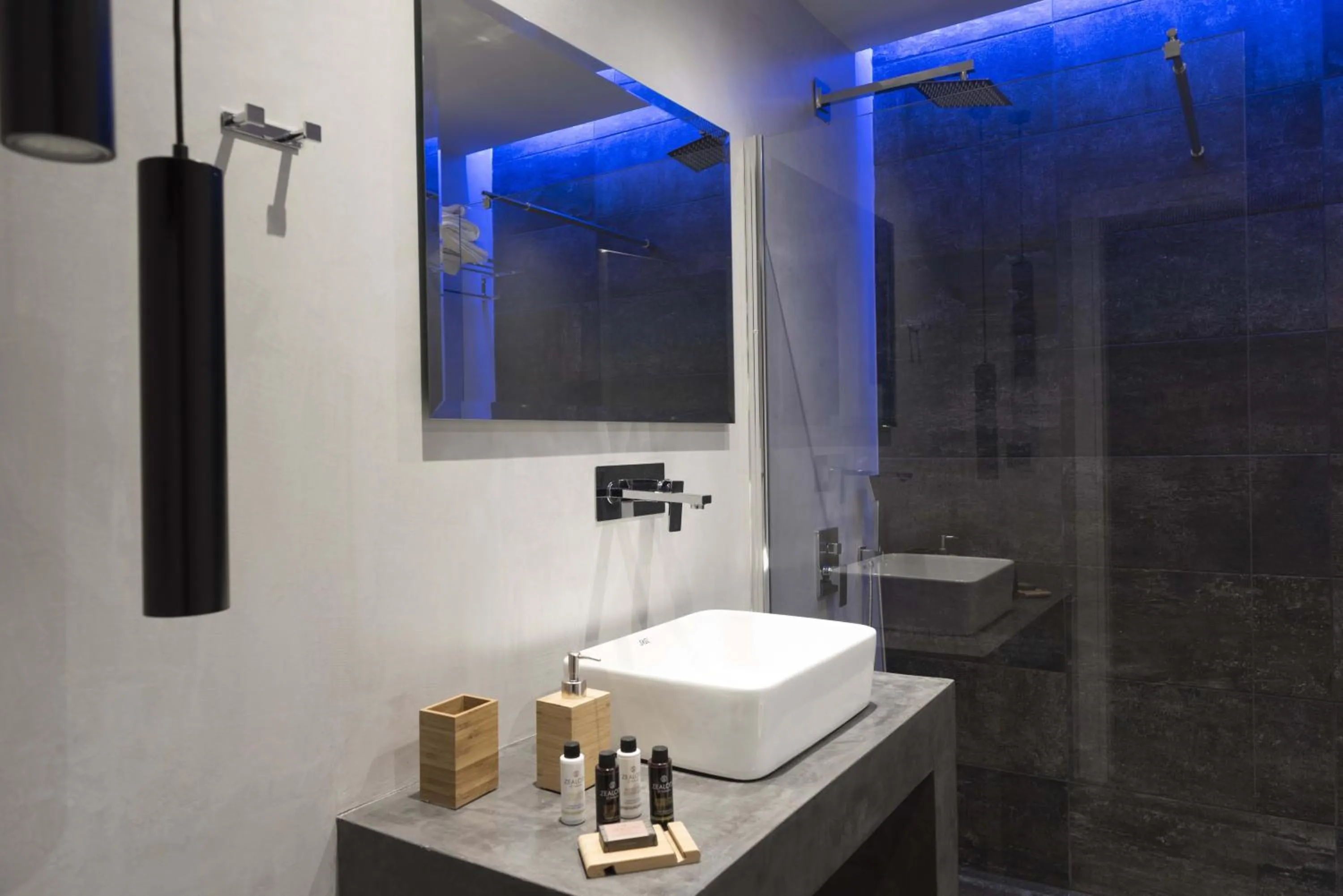 Bathroom in Calme Suites Mani