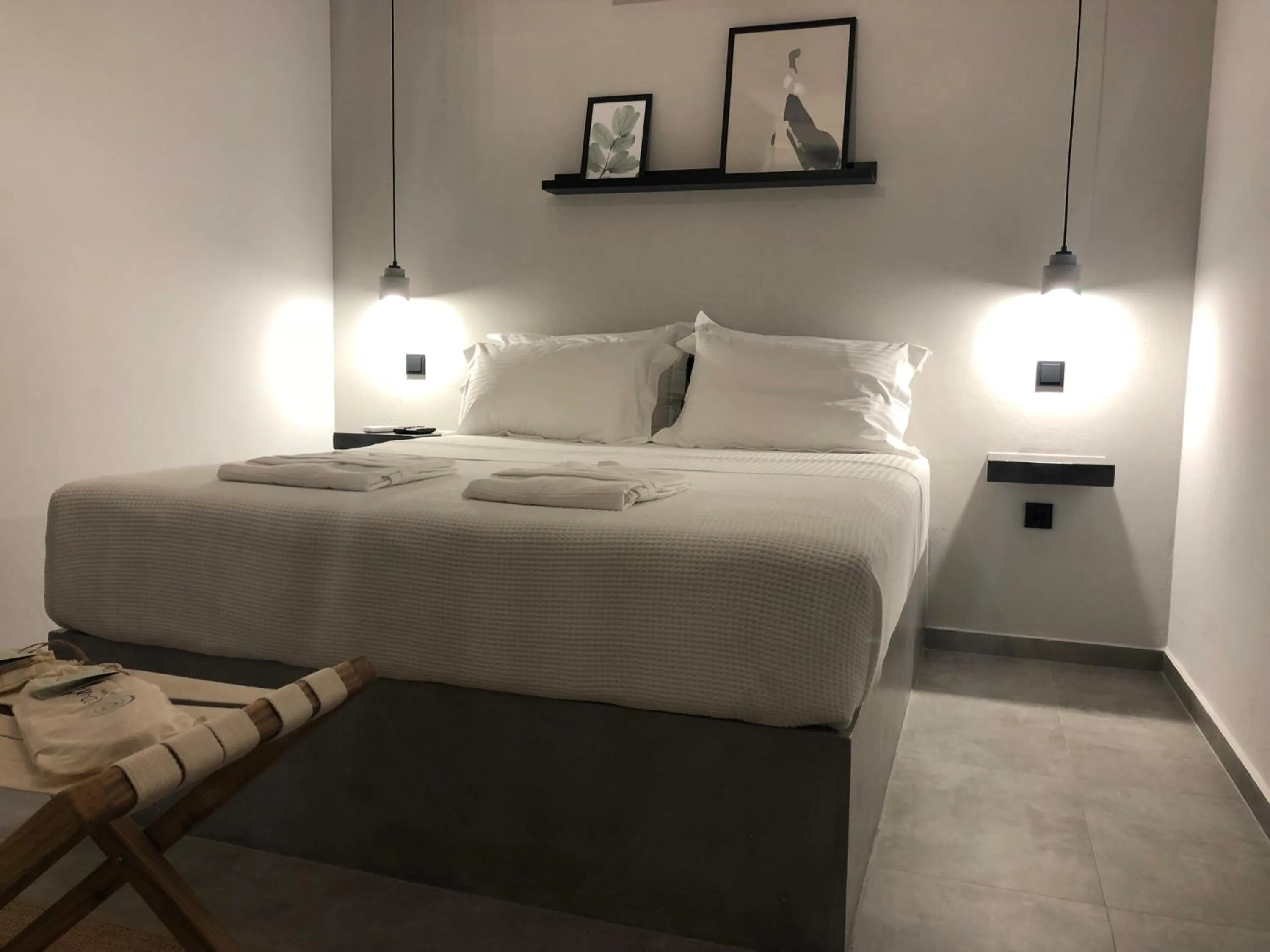 Bedroom, Bed in Calme Suites Mani