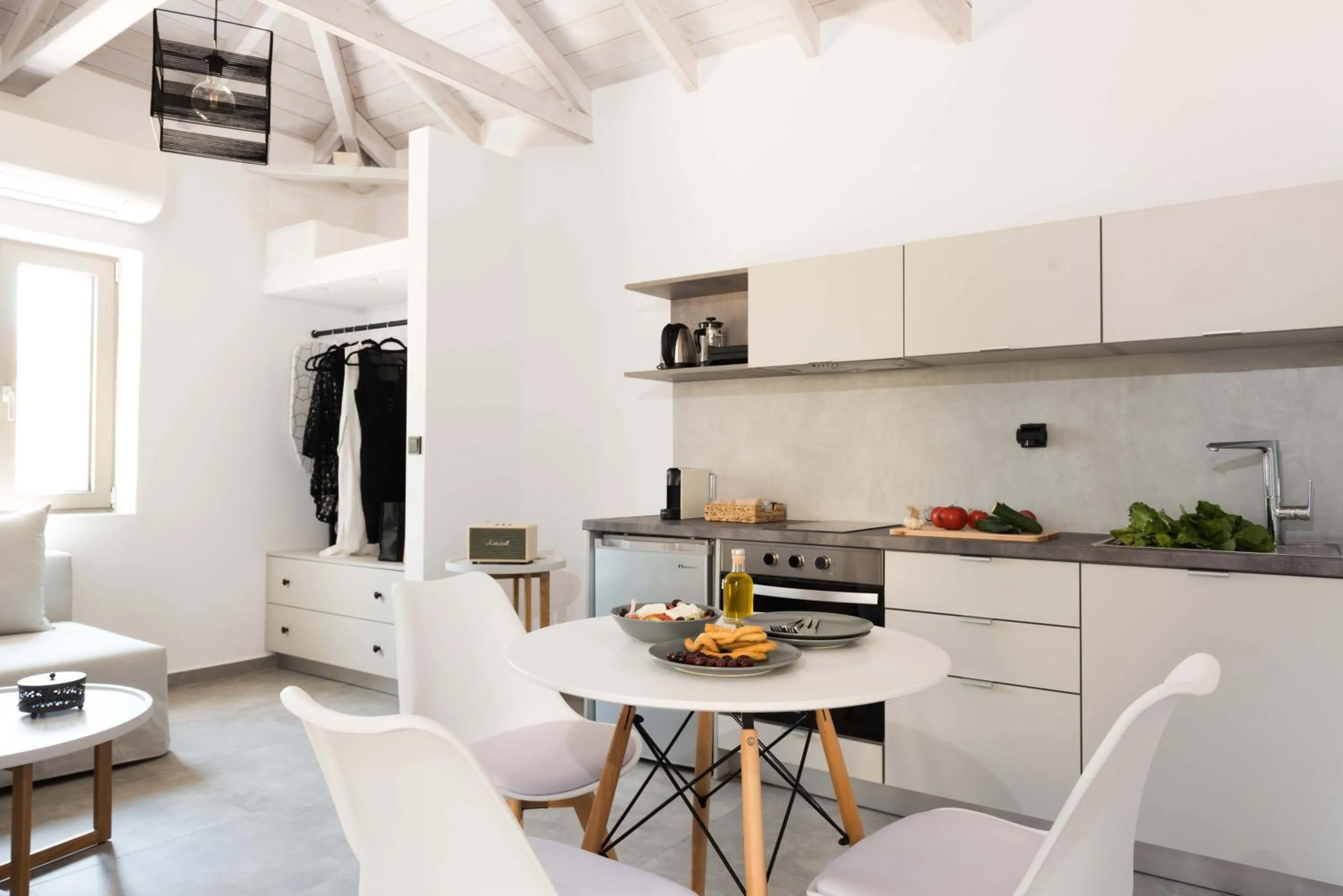 Coffee/tea facilities in Calme Suites Mani