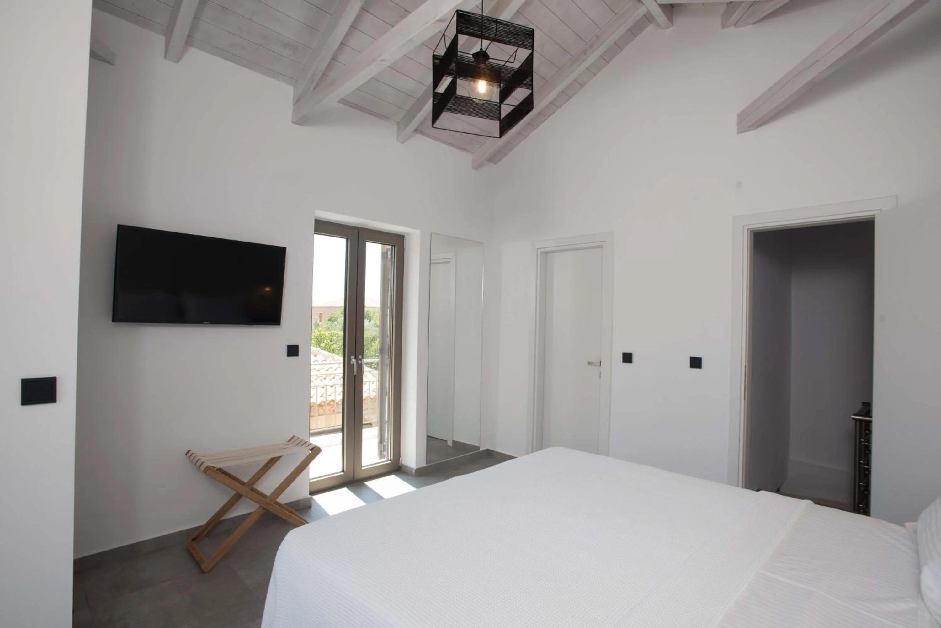 Bedroom, Bed in Calme Suites Mani