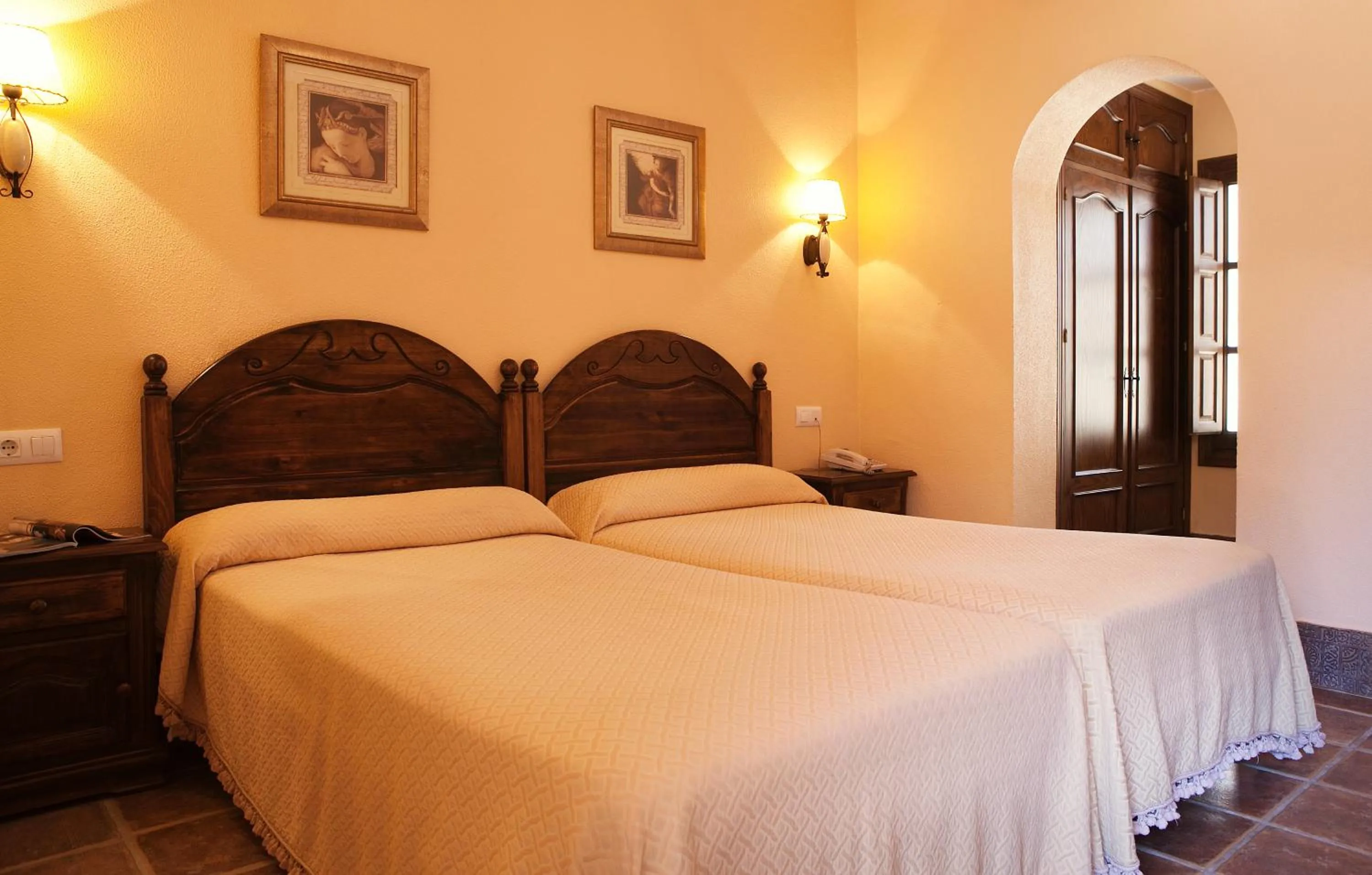 Photo of the whole room, Bed in Hospedería Santiago