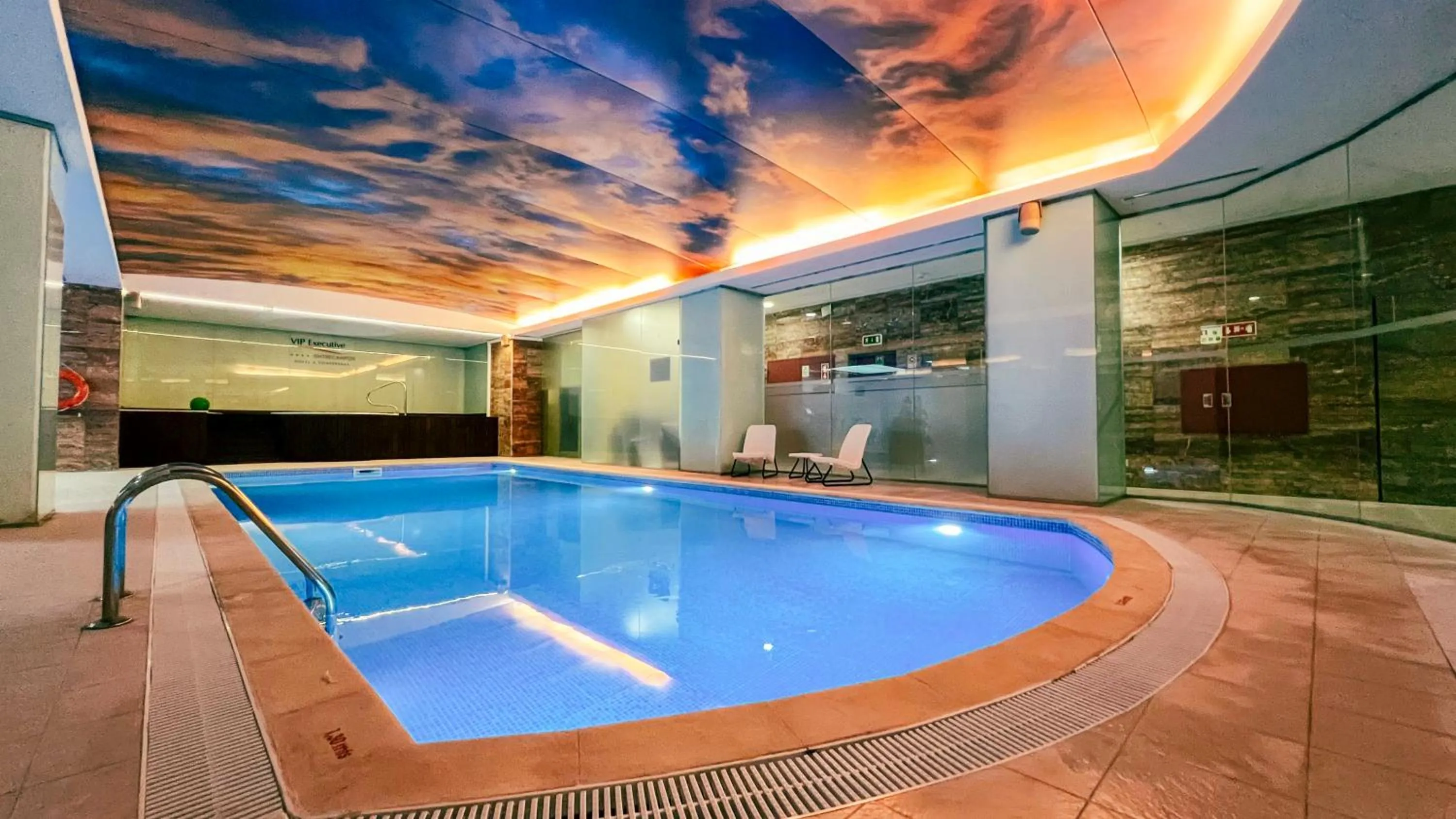 Swimming pool in VIP Executive Entrecampos Hotel & Conference