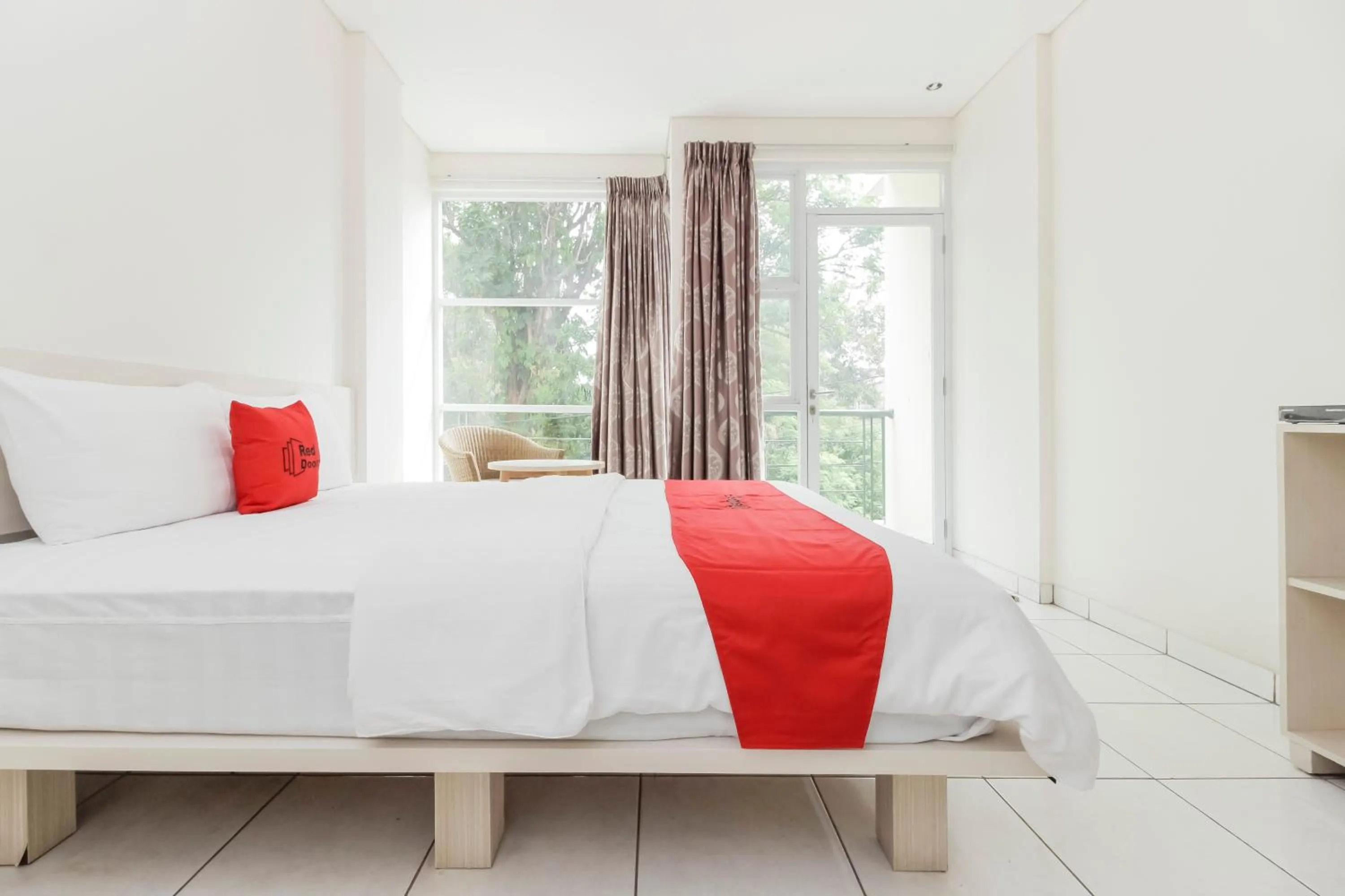 Bedroom, Bed in RedDoorz near Pancoran