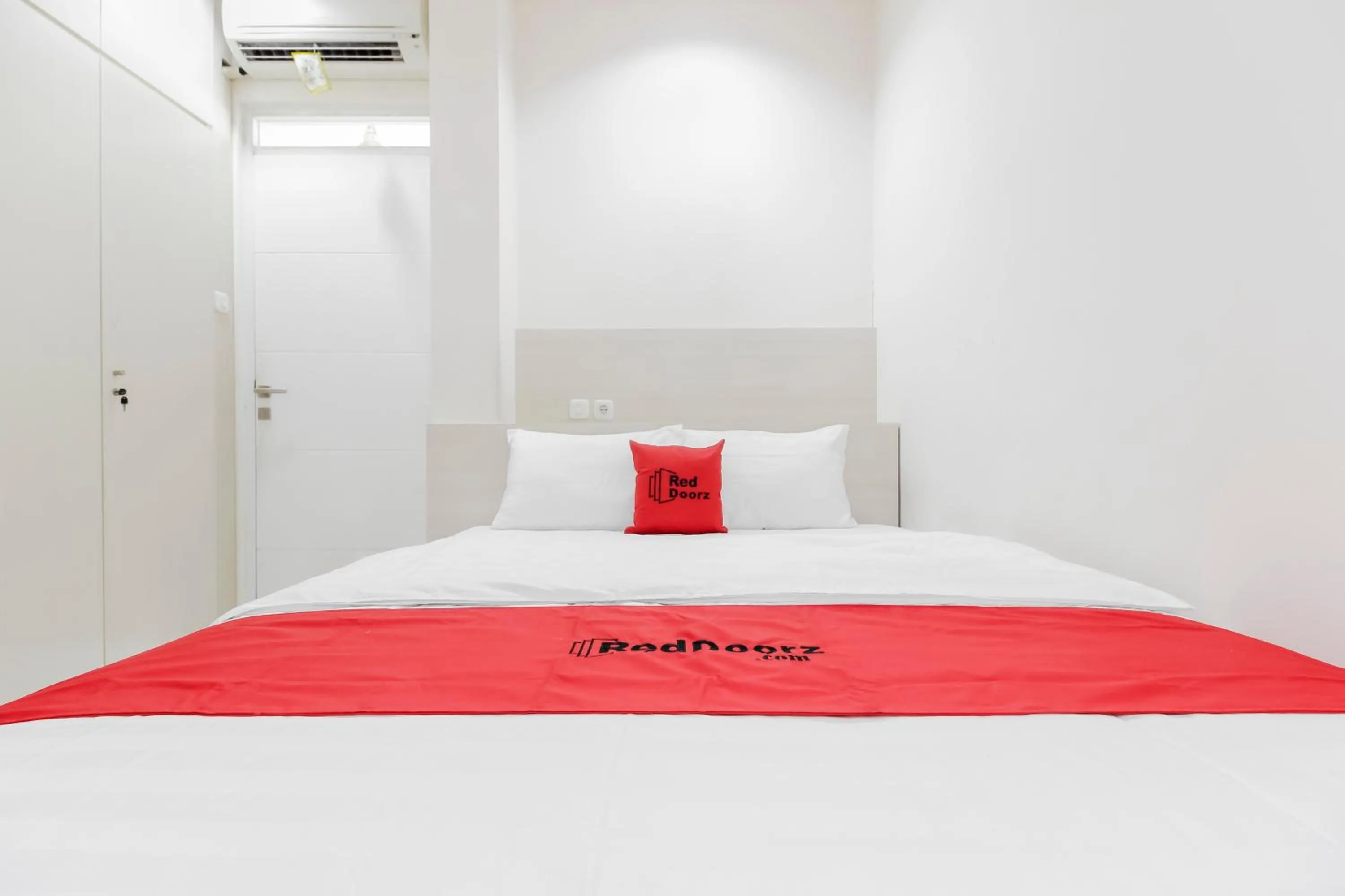 Bedroom, Bed in RedDoorz near Pancoran