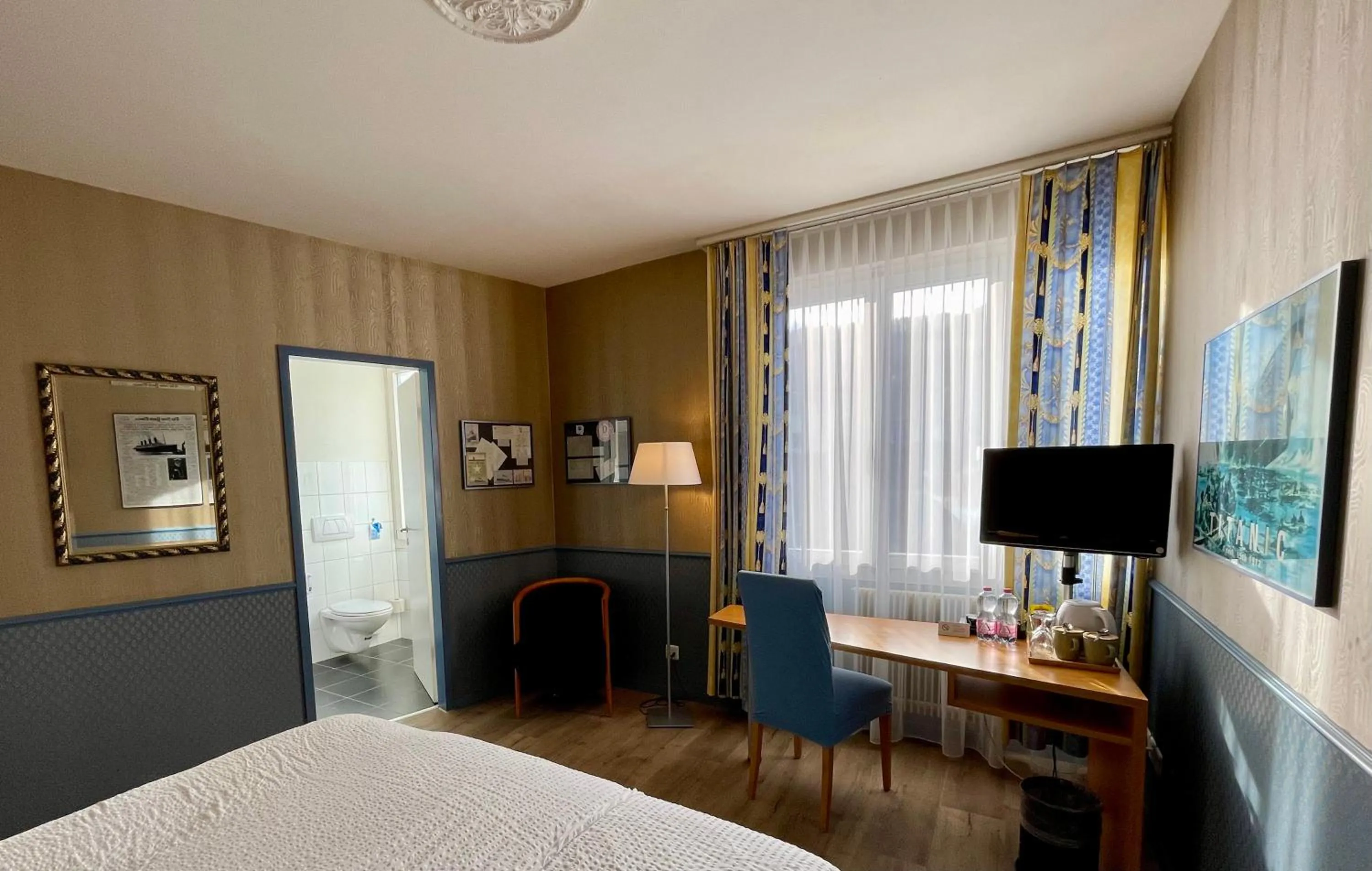 Seating area, Bed in Hotel Movieworld