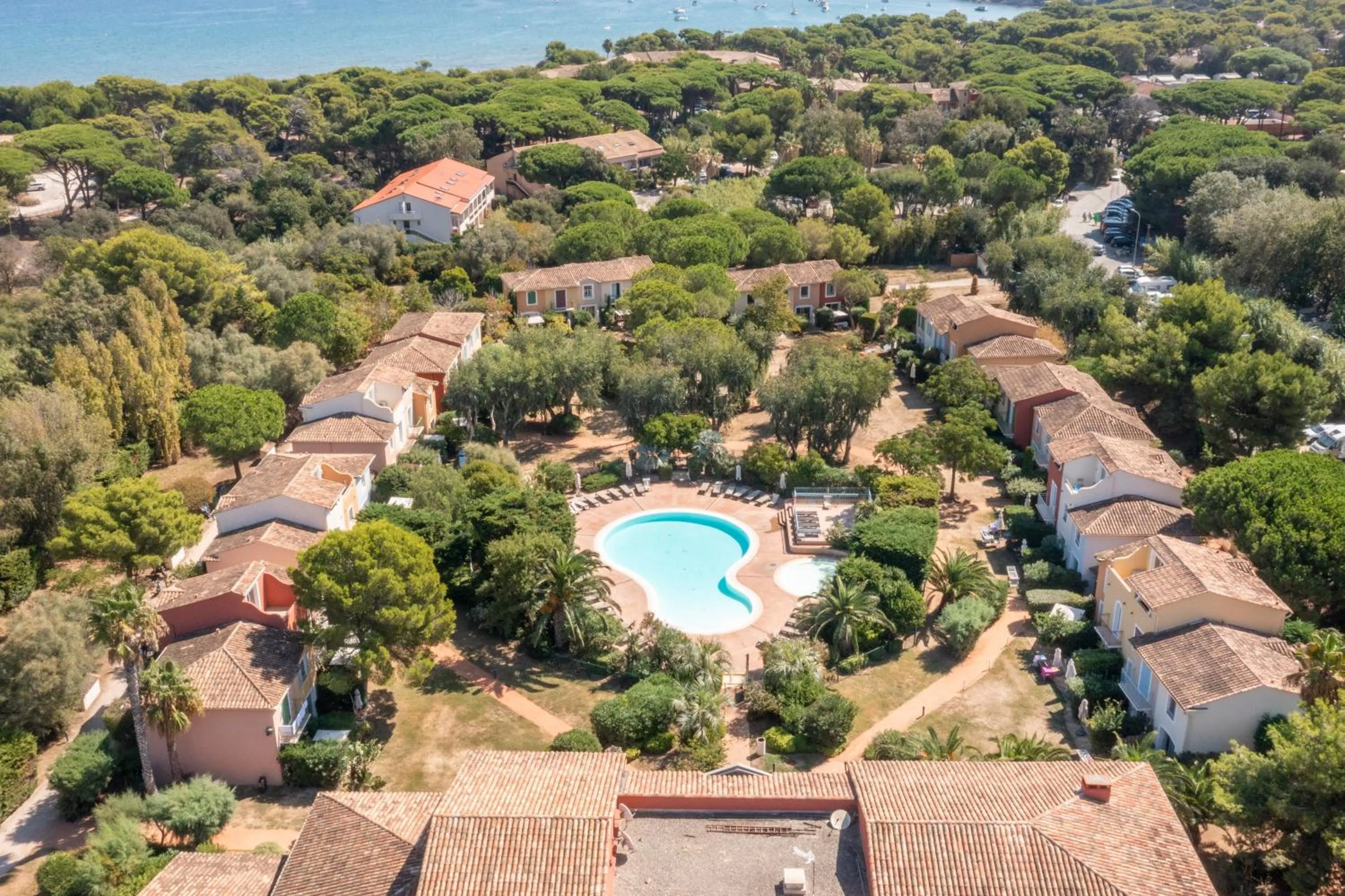 Property building in Résidence Pierre & Vacances le Hameau de la Pinède