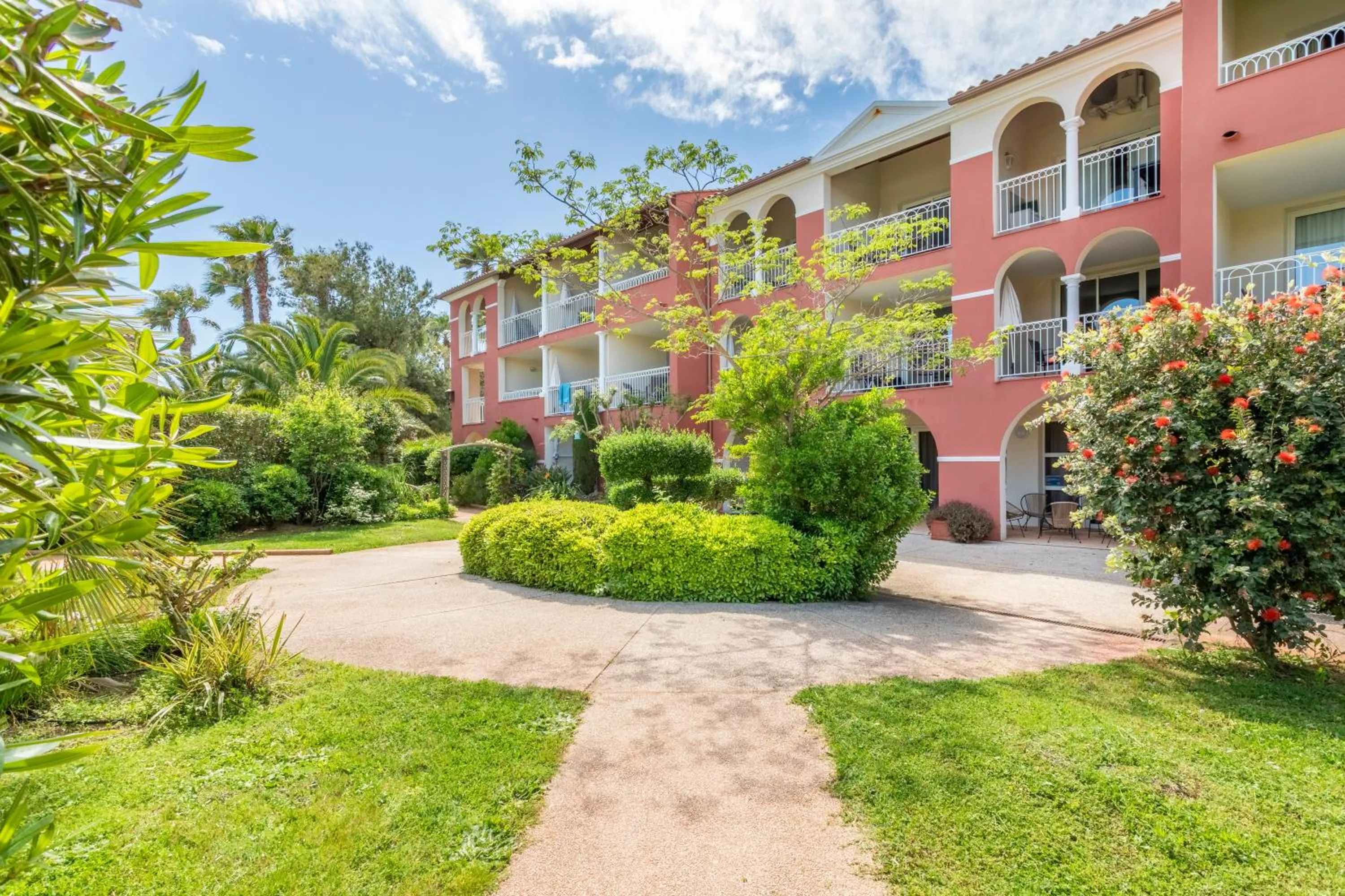 Property building in Résidence Pierre & Vacances le Hameau de la Pinède