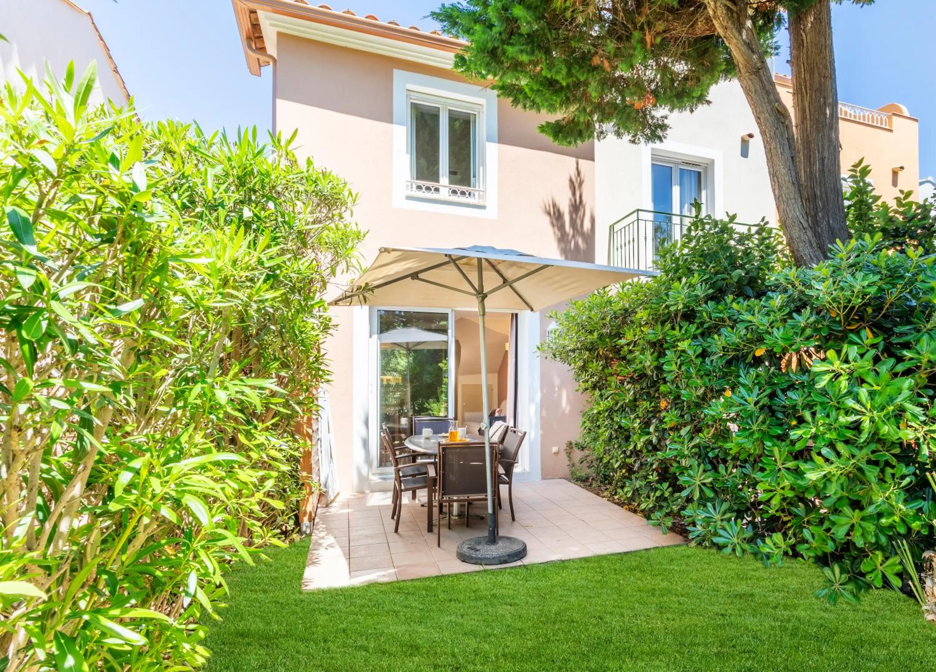 Property building in Résidence Pierre & Vacances le Hameau de la Pinède