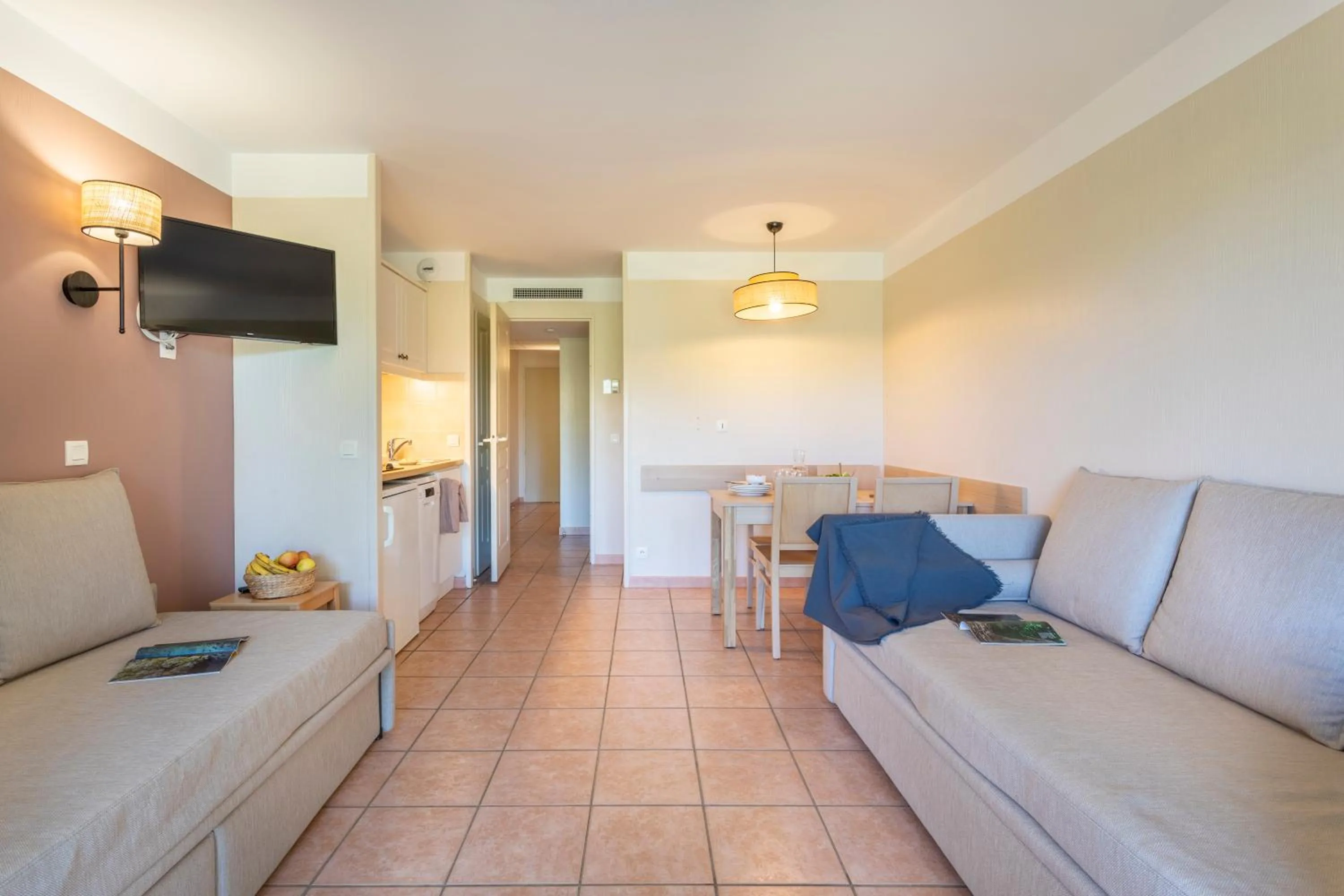 Communal lounge/ TV room in Résidence Pierre & Vacances le Hameau de la Pinède